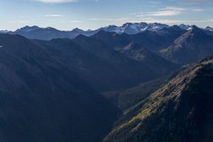 La luz del sol rebota a través de la foto de los picos de las montañas