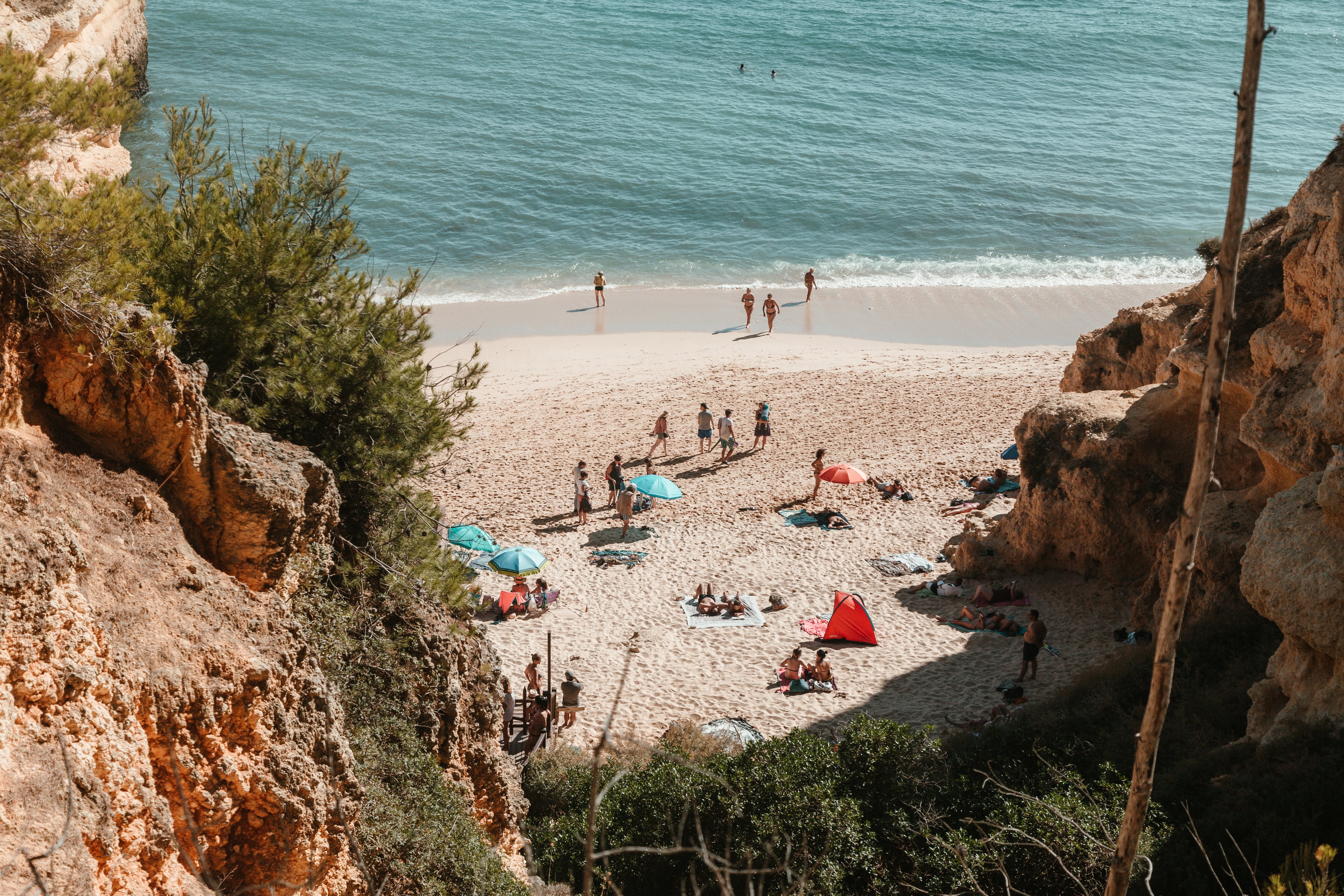 Une vue depuis une falaise sur une plage de sable Photo