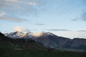 Foto de excursionistas cerca de montañas cubiertas de nieve
