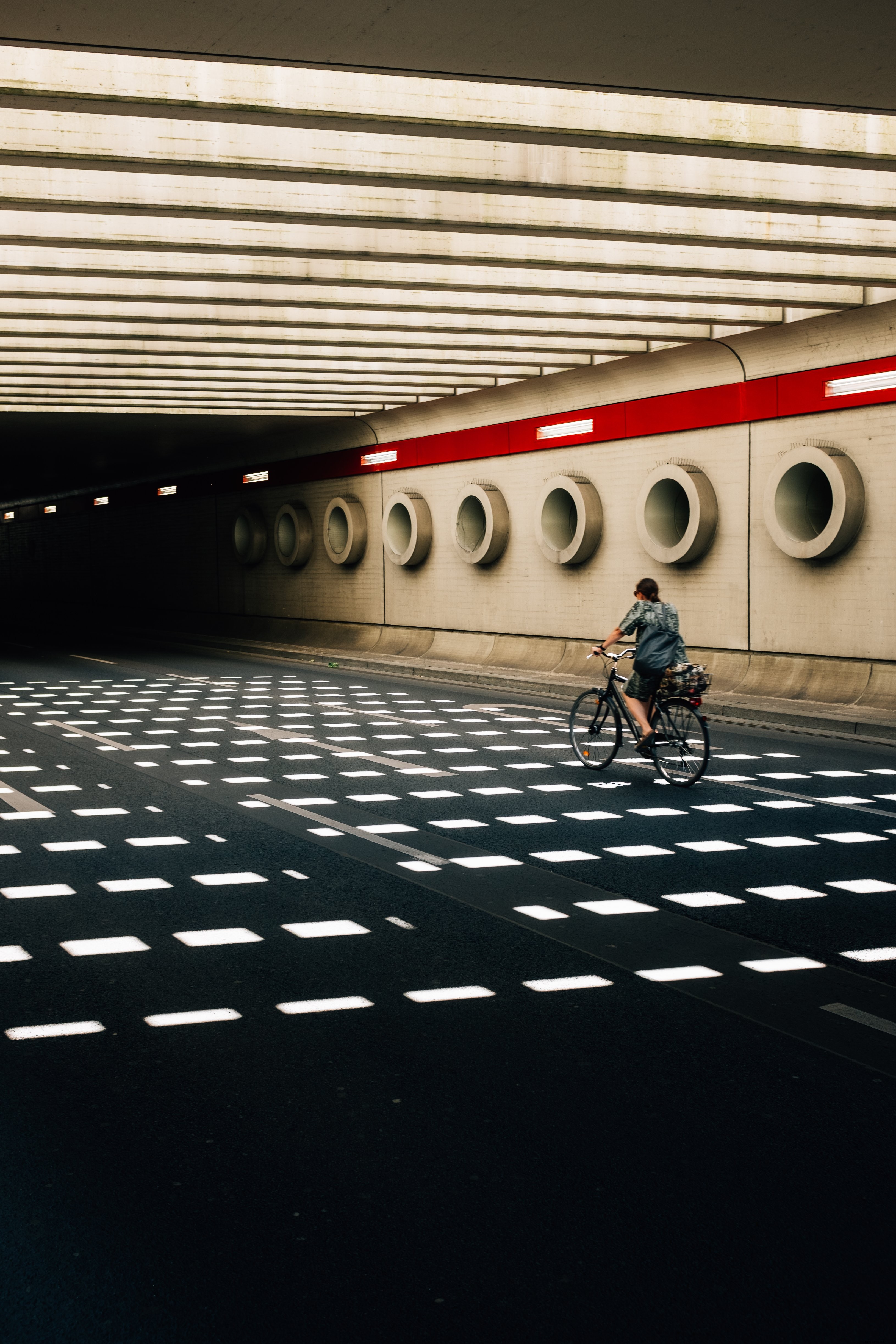 地下構造物の写真を自転車で走る