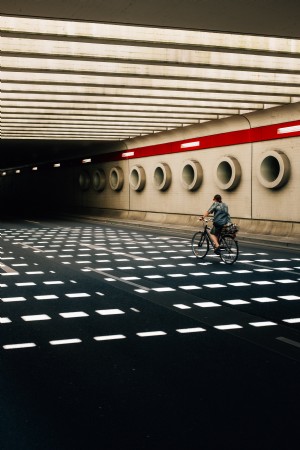 Faire du vélo à travers une structure souterraine Photo