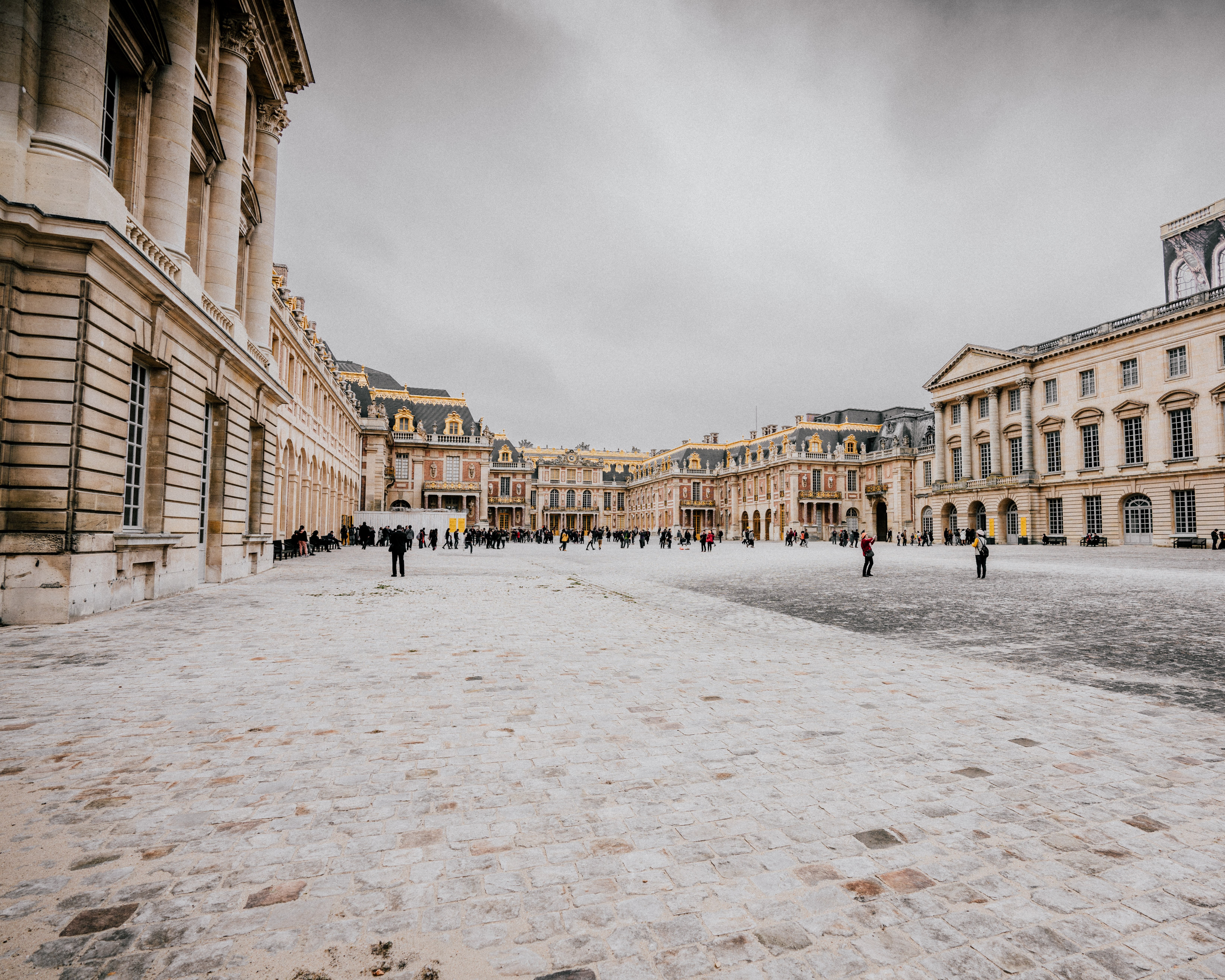Large vue extérieure du château de Versailles Photo
