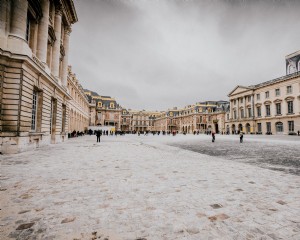Large vue extérieure du château de Versailles Photo