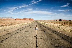 Une femme assise au milieu d une photo de route du désert