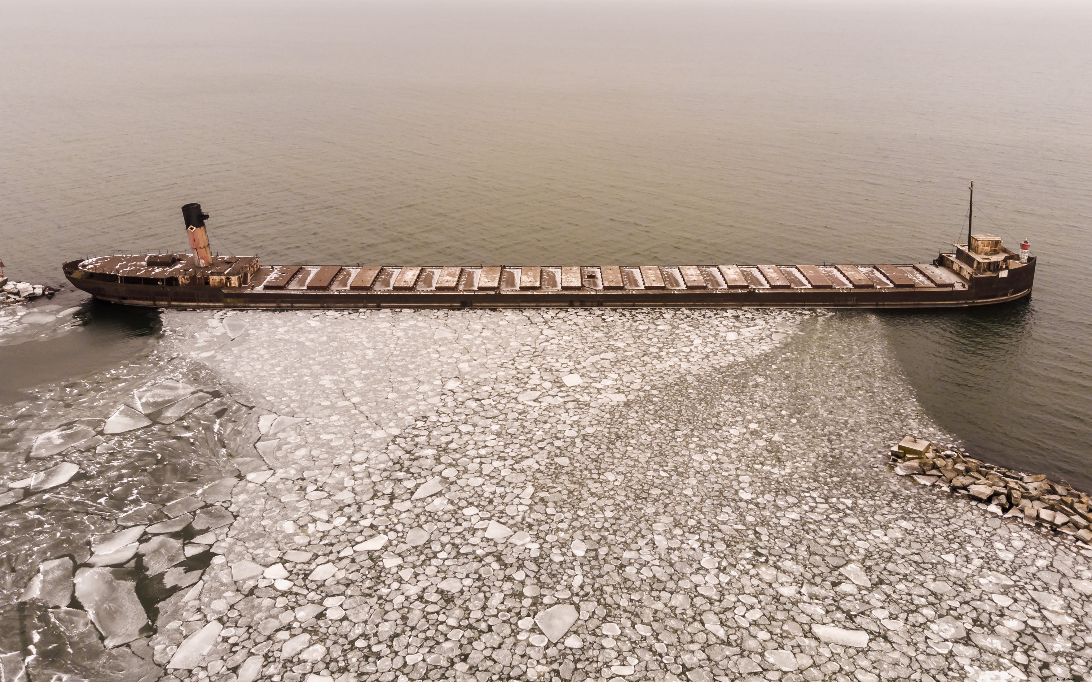 Un navire maintient la glace sur l eau brumeuse Photo