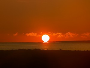 地平線の真っ赤な夕日写真
