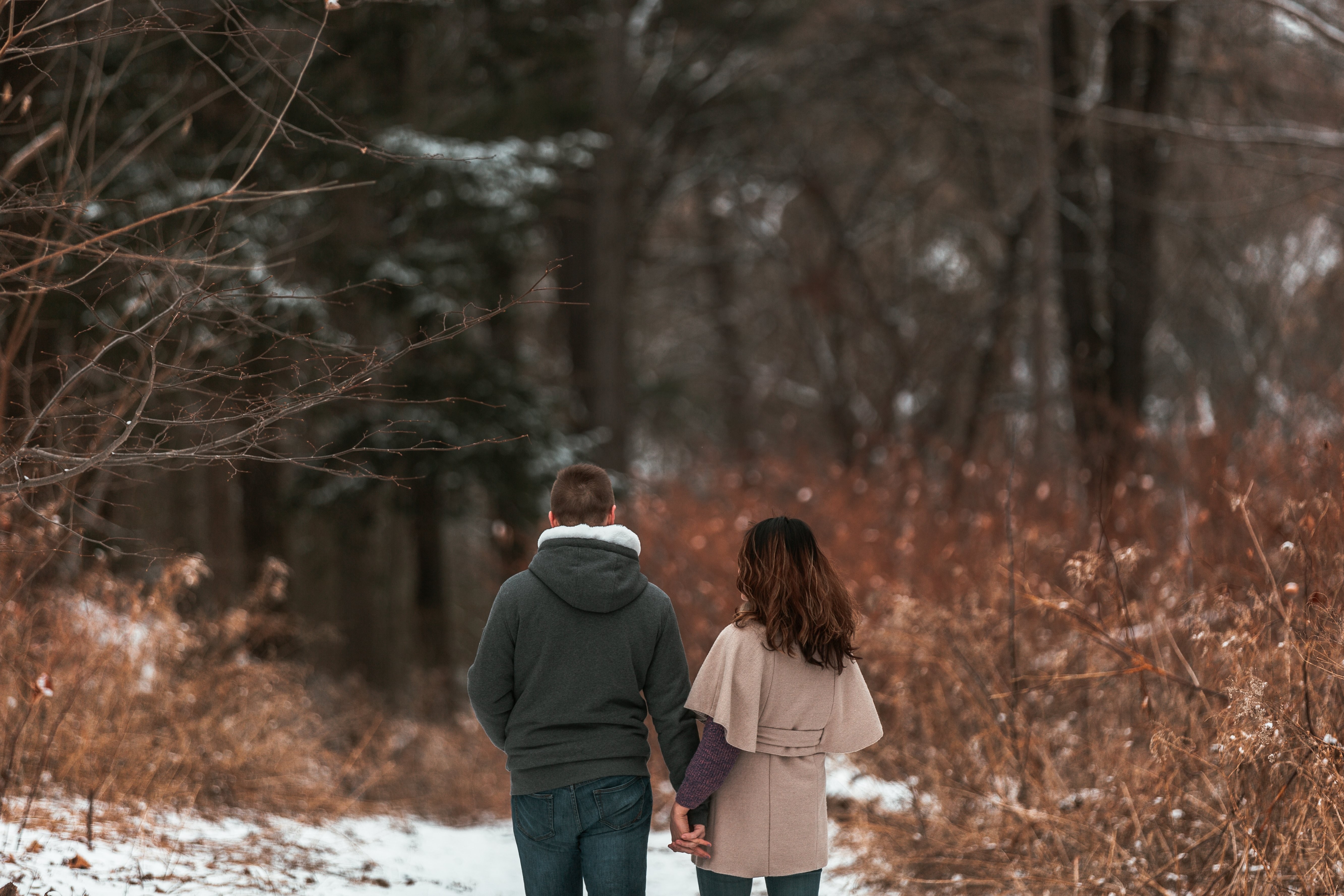 Un primo piano di una coppia che passeggia in inverno foto