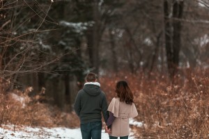 Un primer plano de una pareja paseando por la foto de invierno