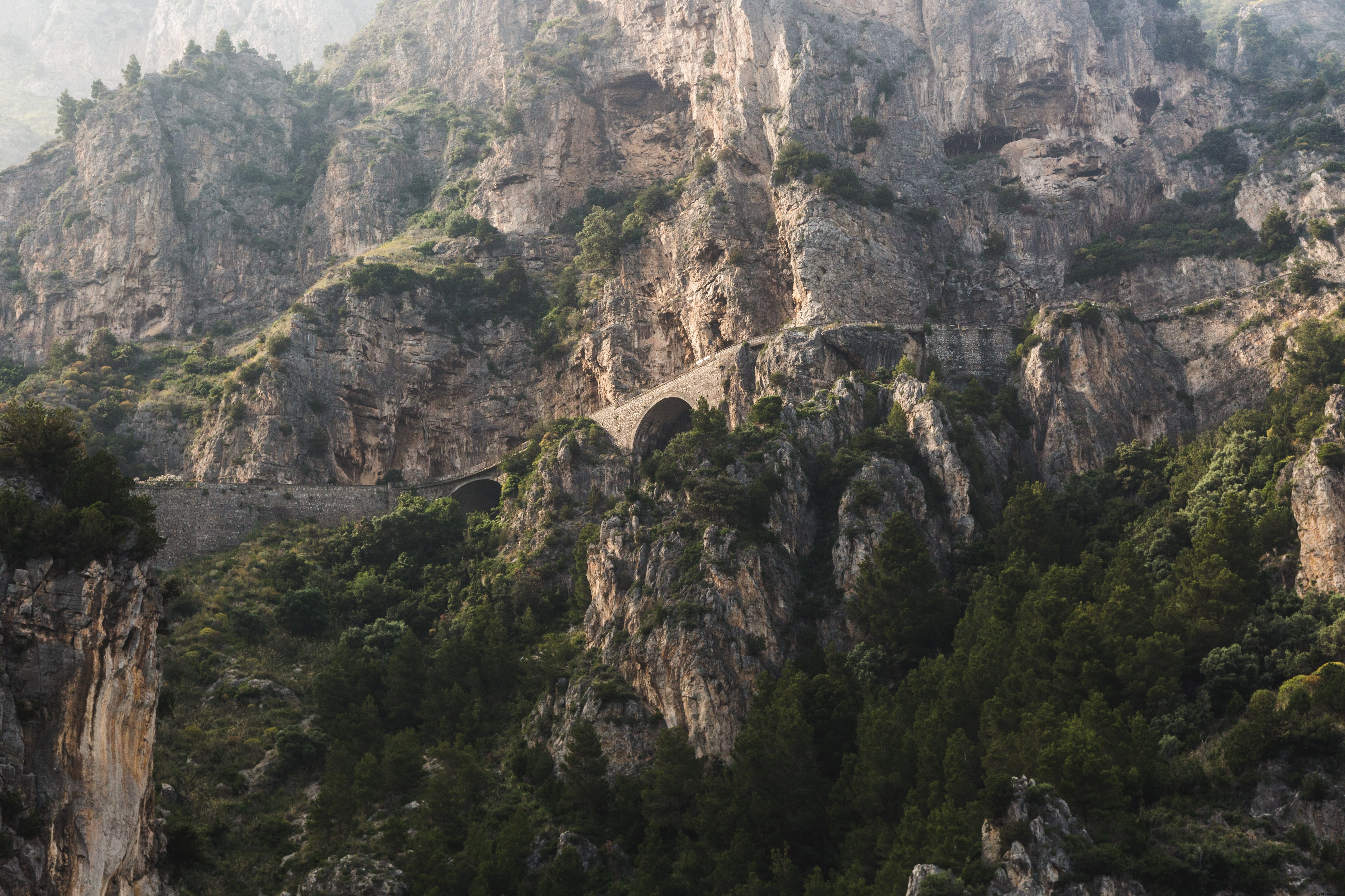 Foto de puente en la ladera de la montaña