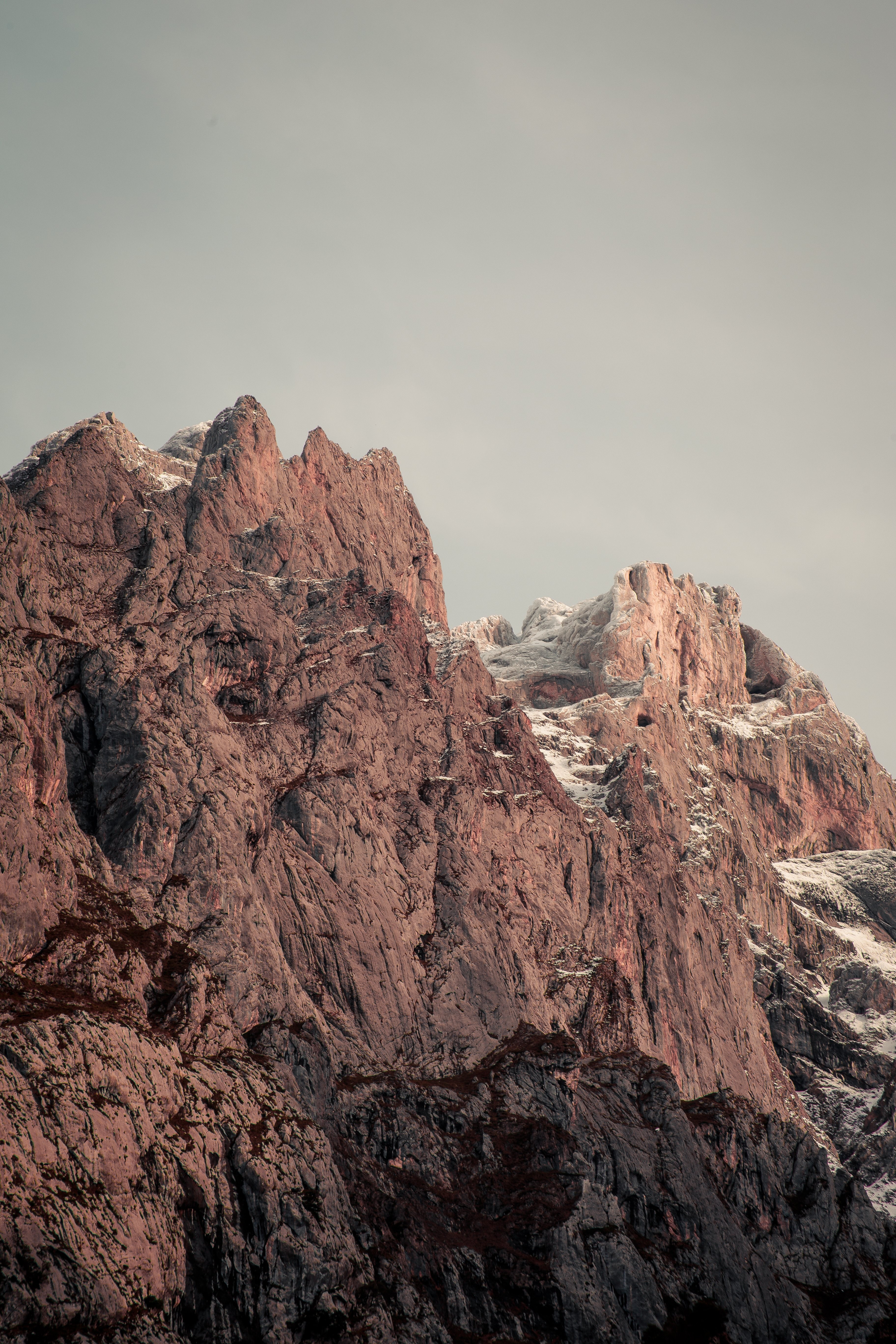 Luce soffusa sulle cime delle montagne foto