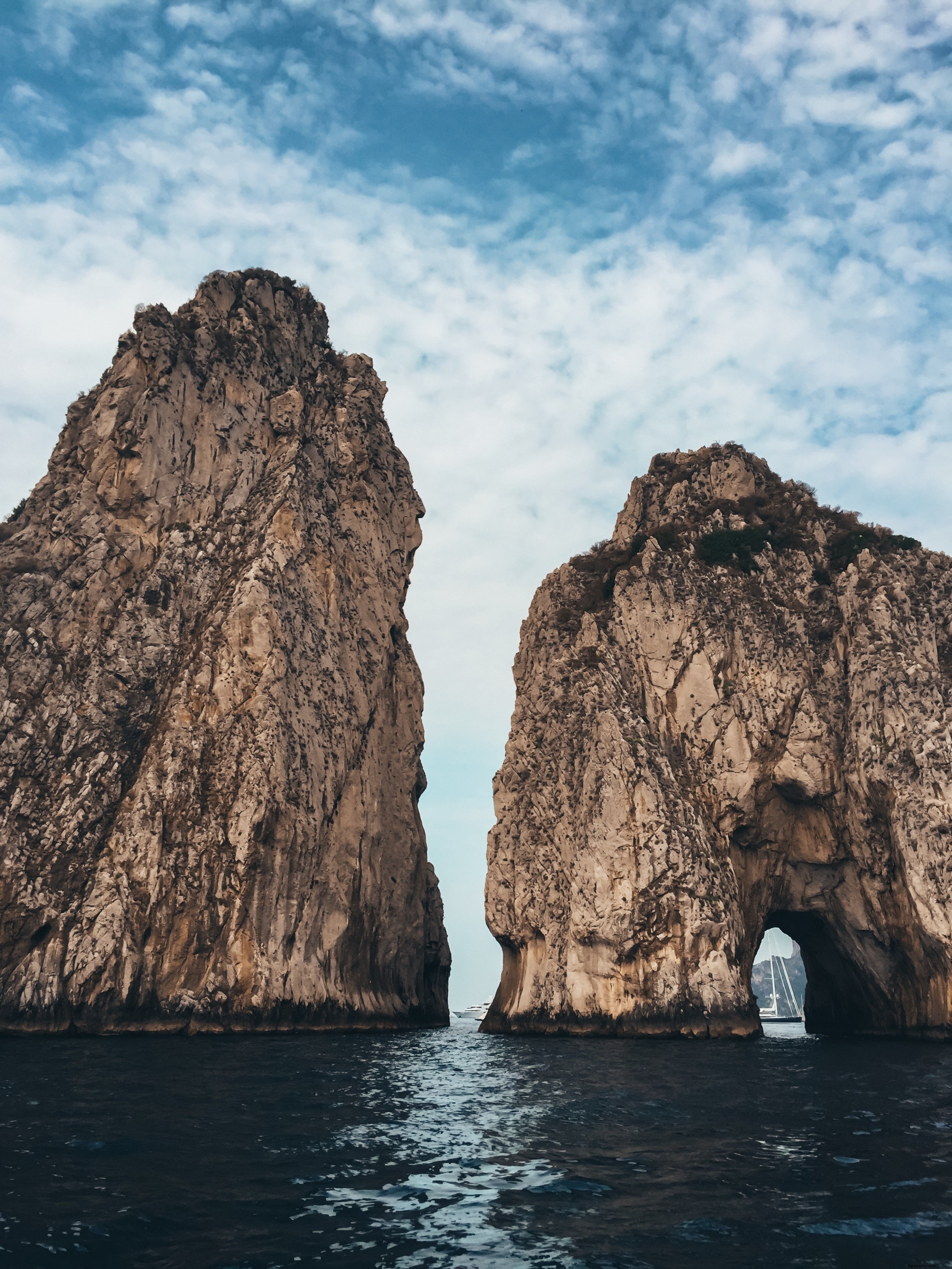 Les hautes formations rocheuses gardent la baie Photo