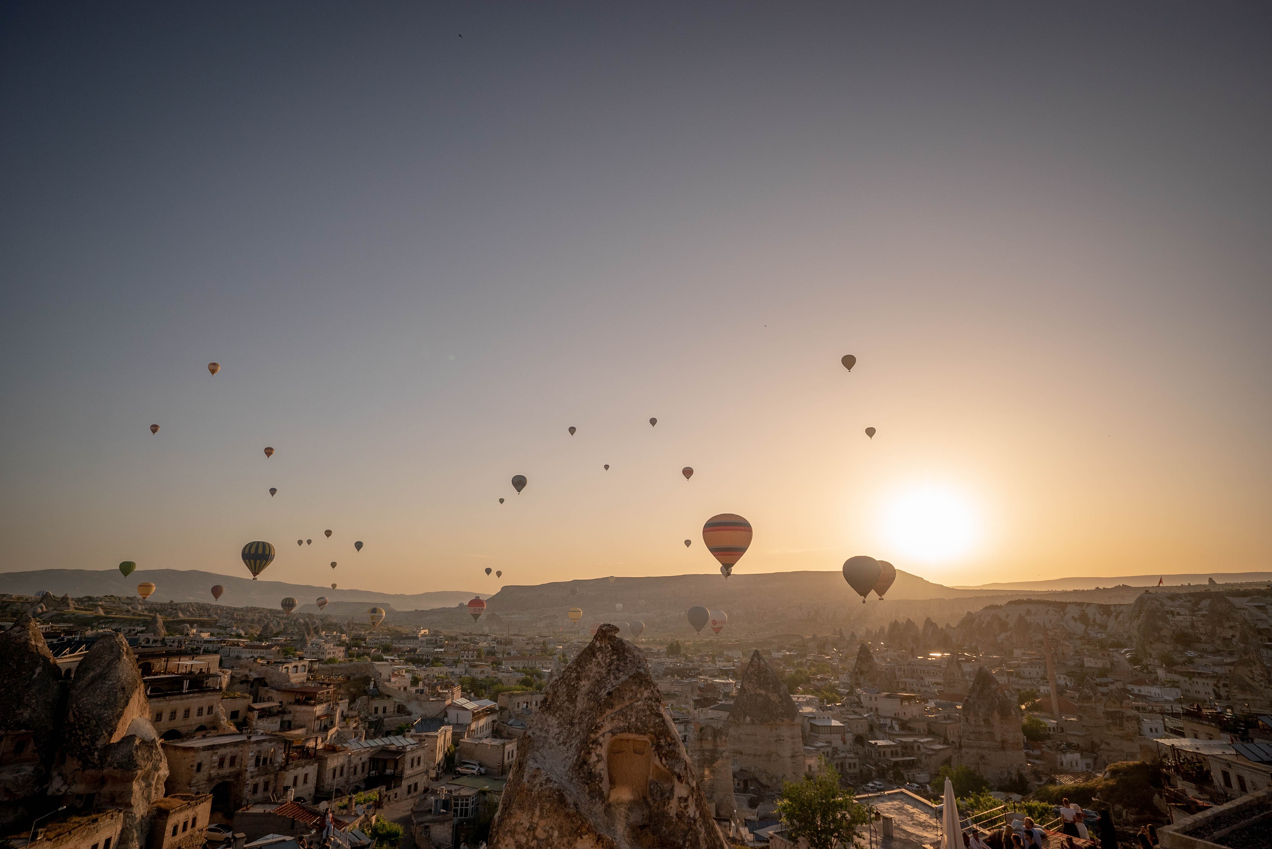 Foto de balões de ar quente no horizonte