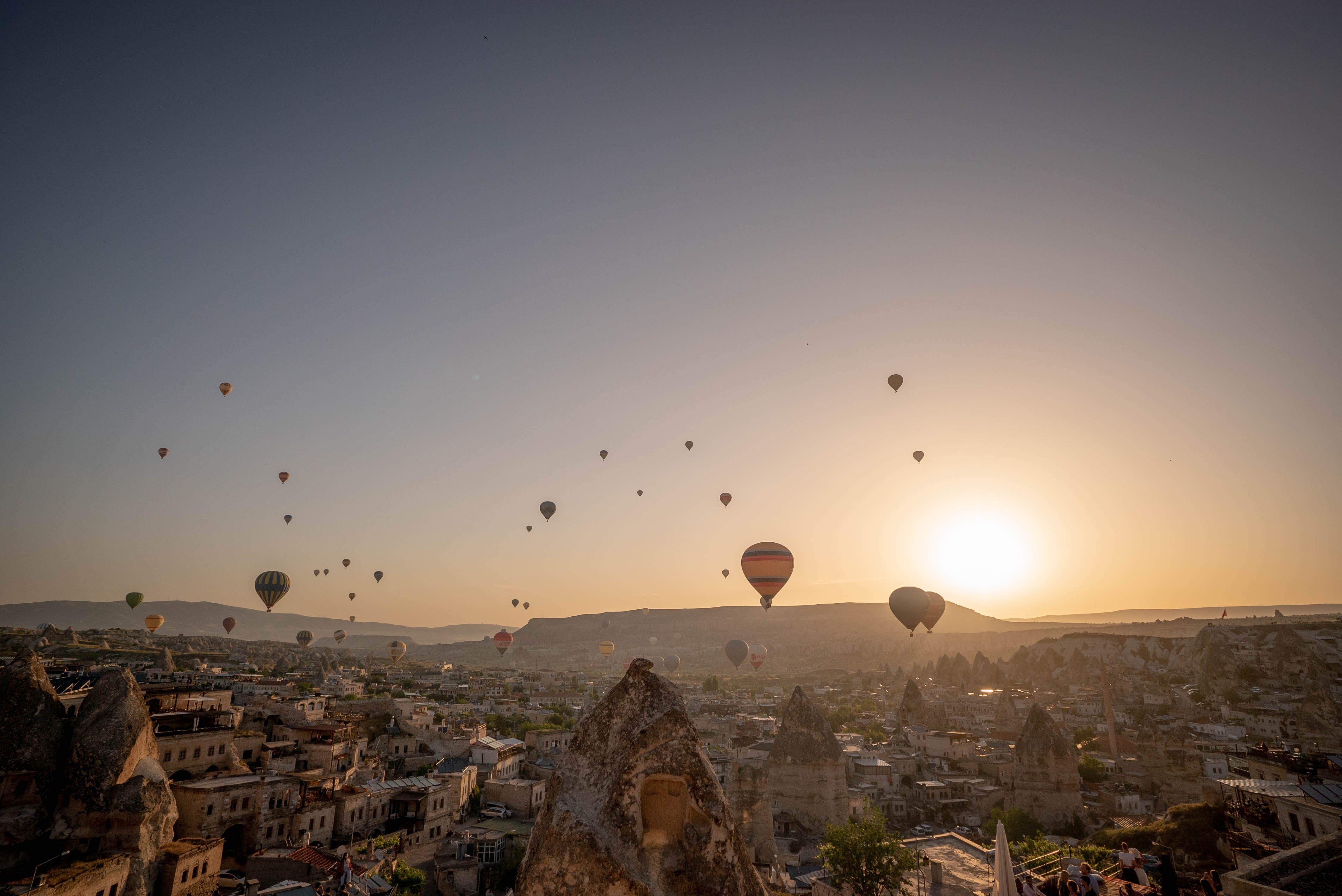 Foto de globos aerostáticos a través del horizonte