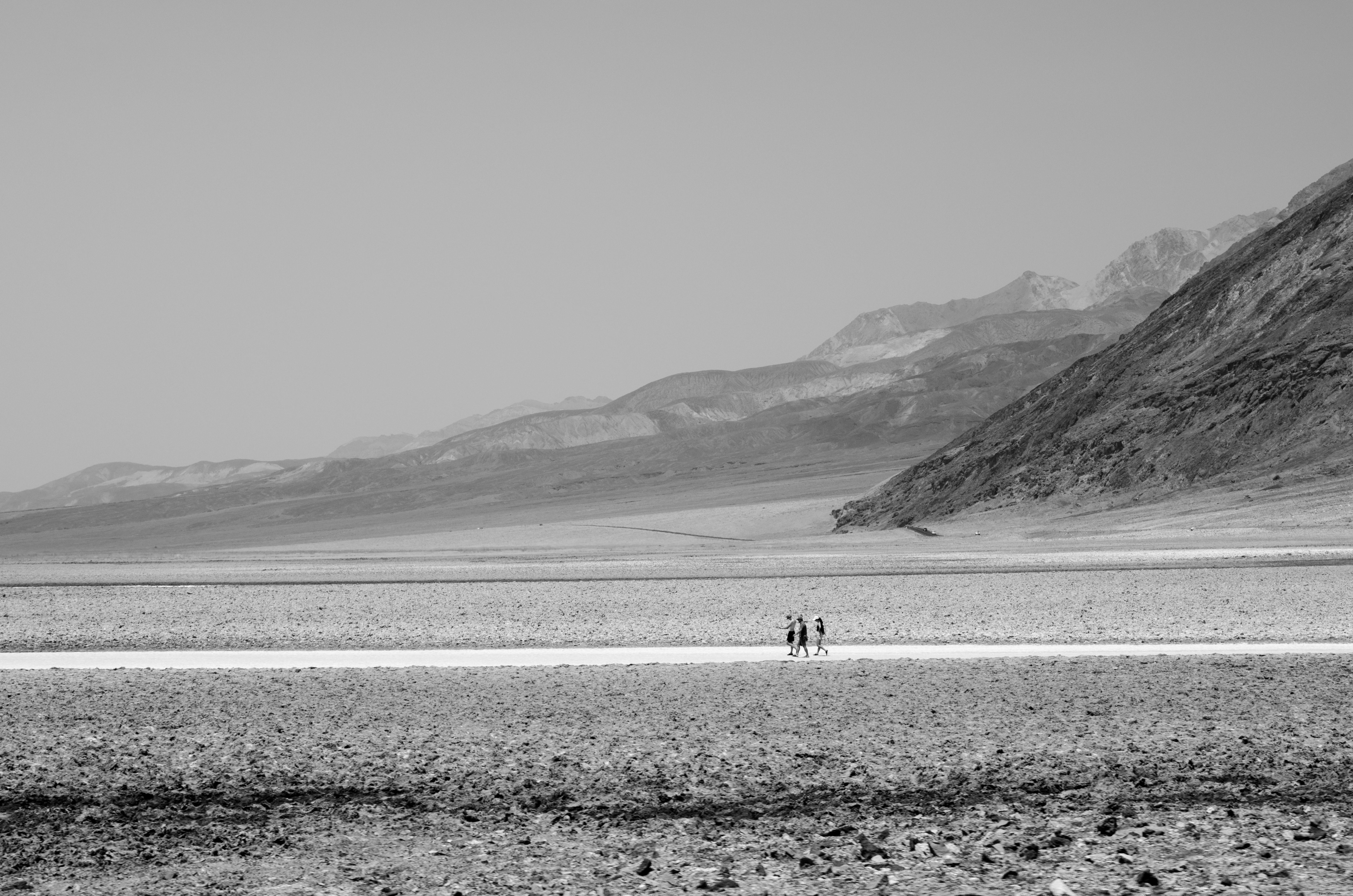 Foto em preto e branco da cena do deserto