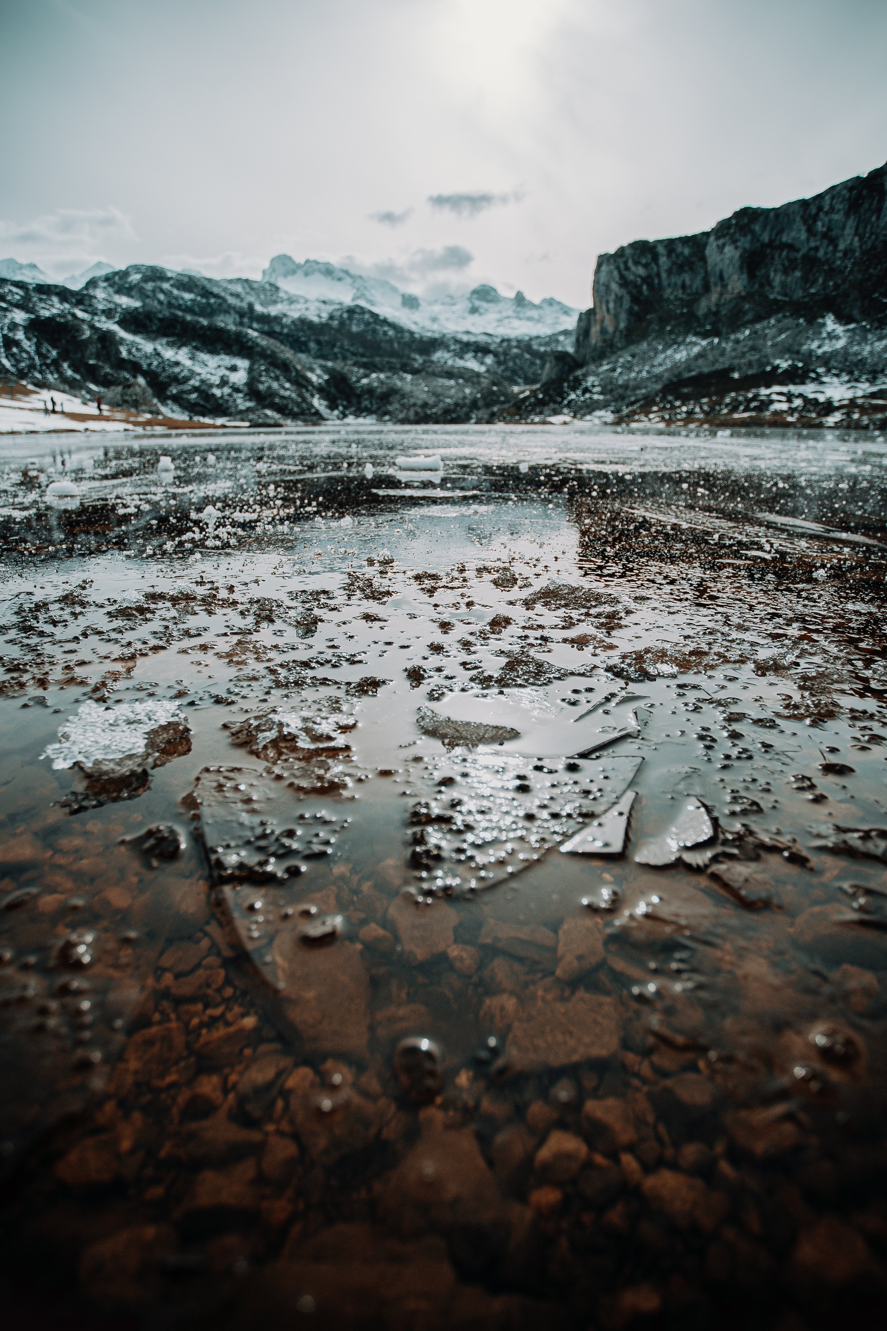 Des éclats de glace brisée sur une photo de lac