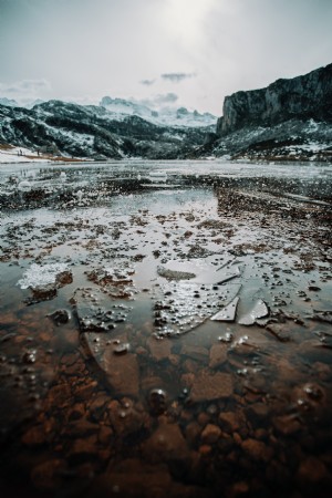 Foto de fragmentos de gelo quebrado em um lago