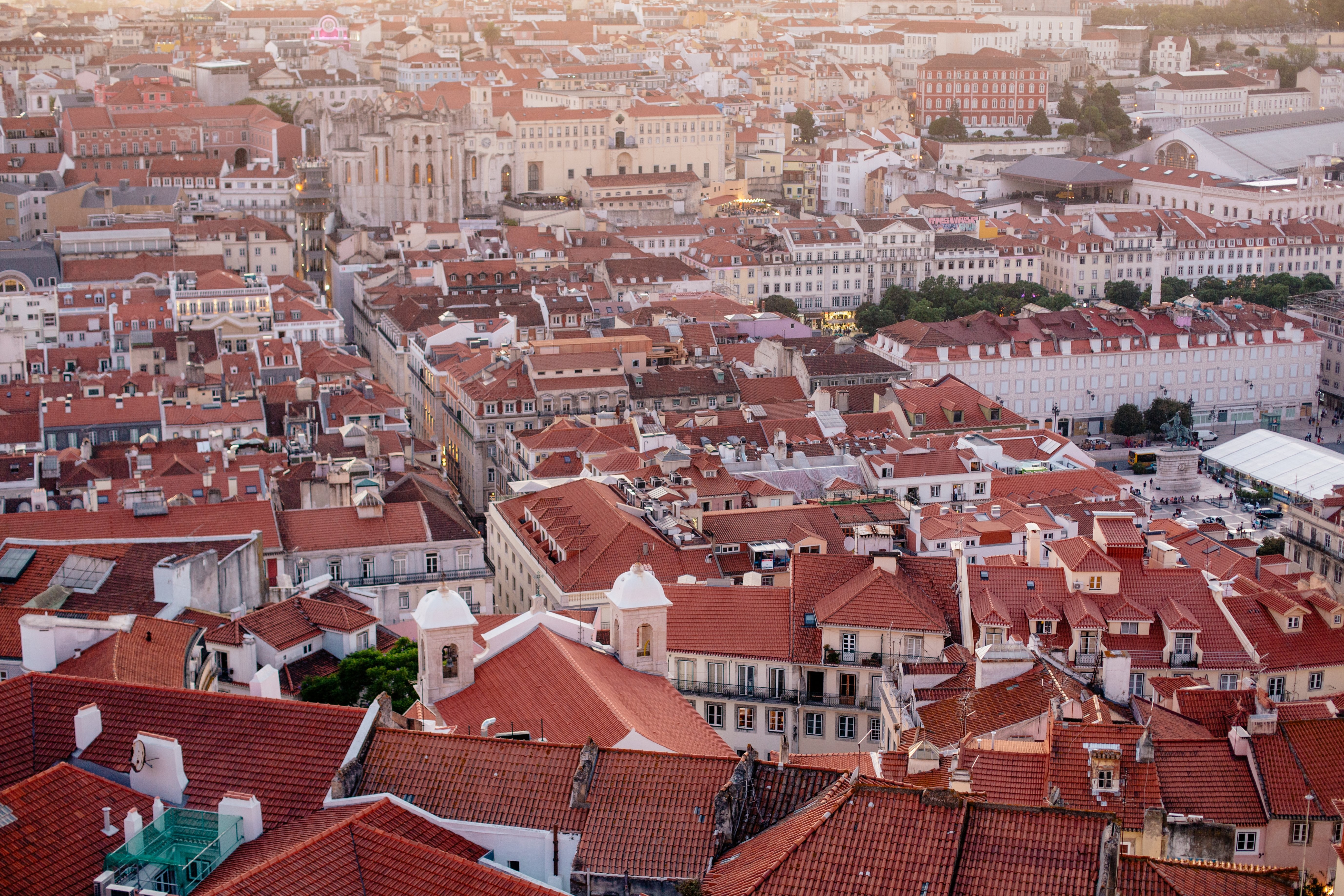 リスボンの赤い粘土の屋根の俯瞰写真