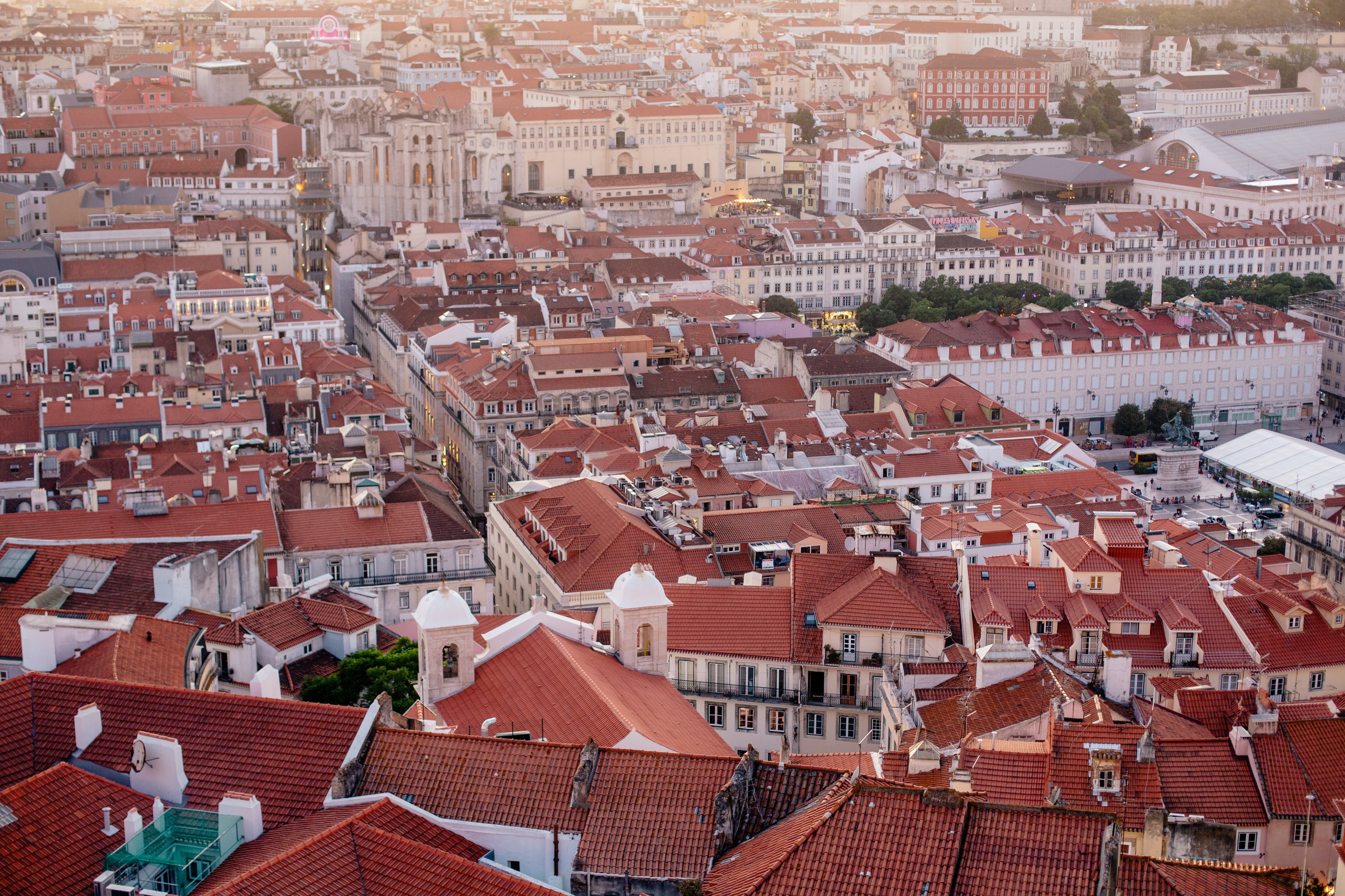 Vista Aérea Dos Telhados De Barro Vermelho De Lisboa Foto