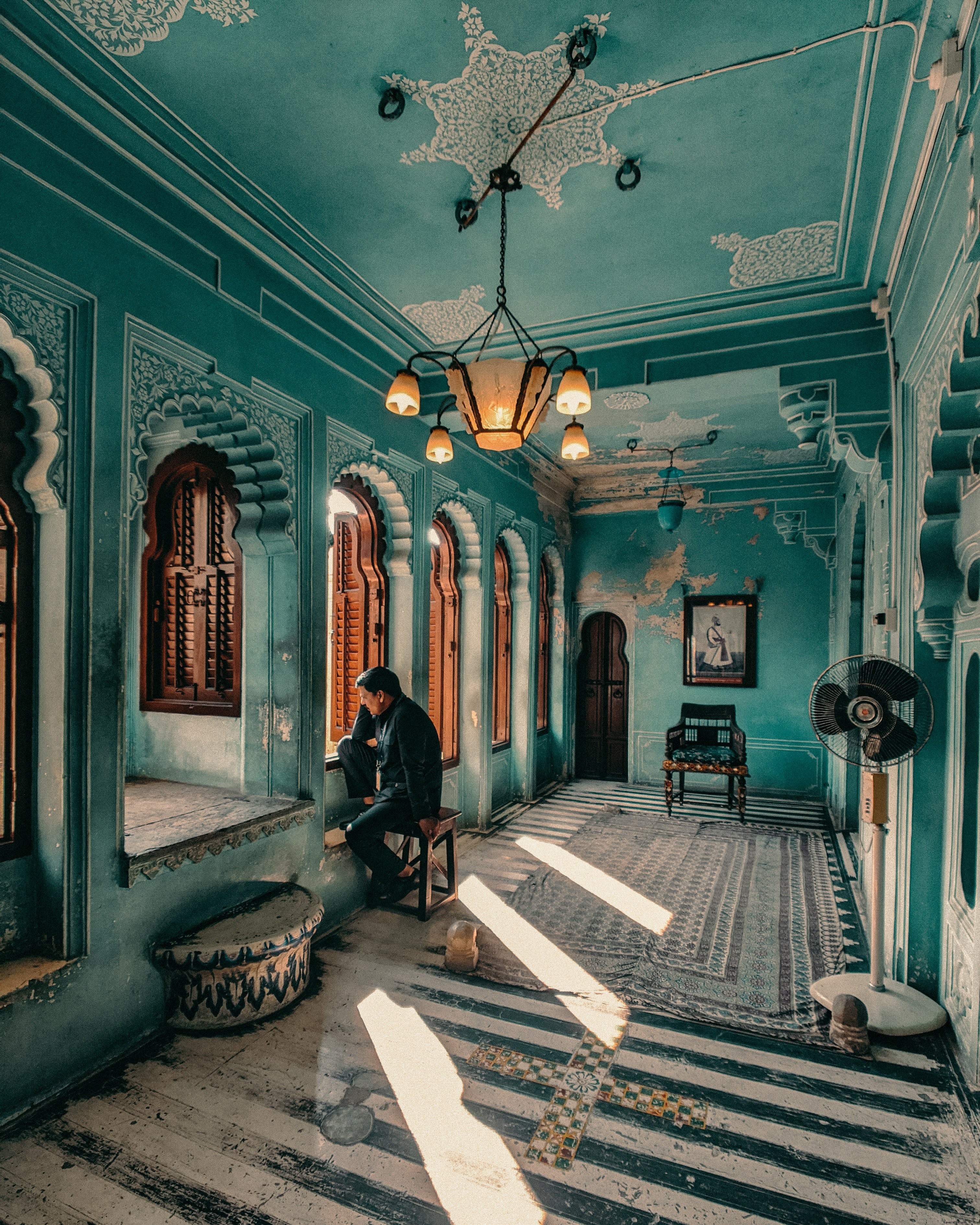 L homme est assis dans la photo du couloir bleu orné