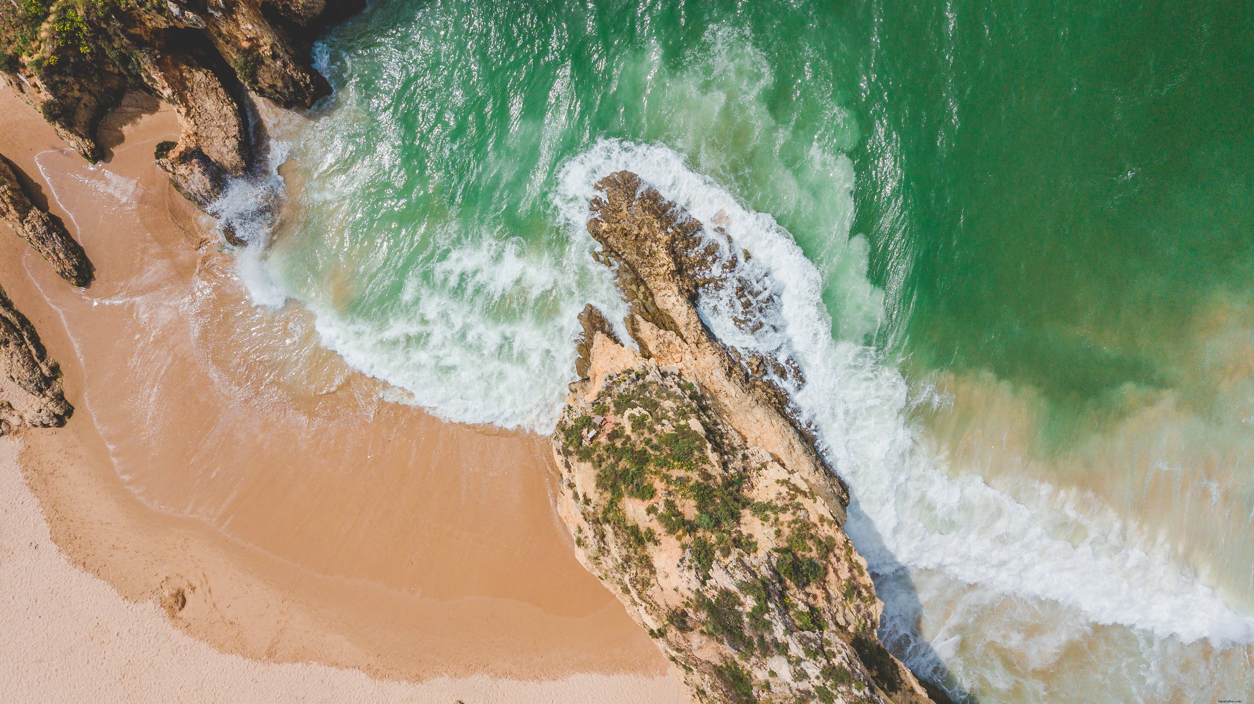 Sable de plage parfait et photo de la côte rocheuse
