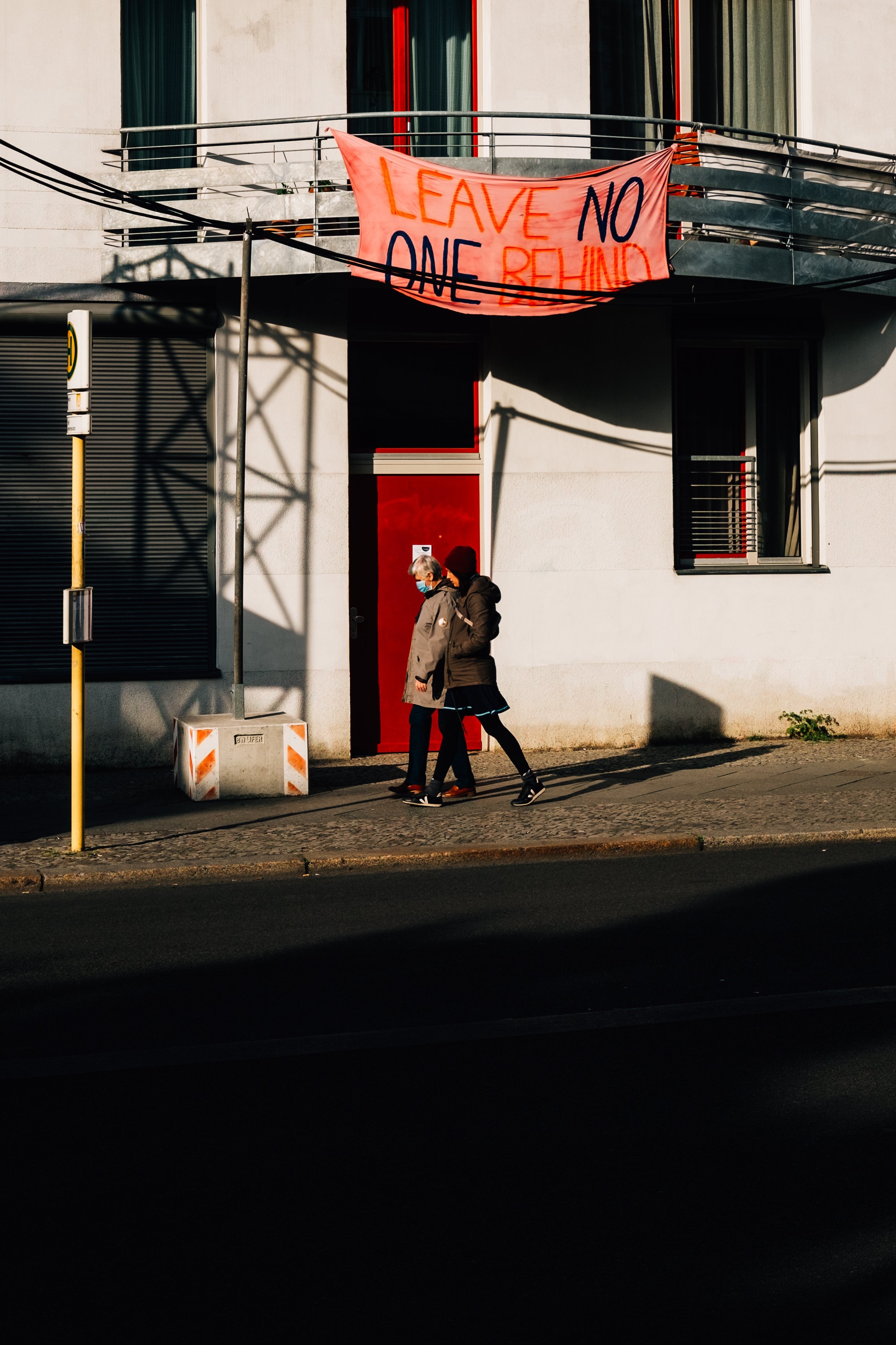 De longues ombres de personnes marchant par photo