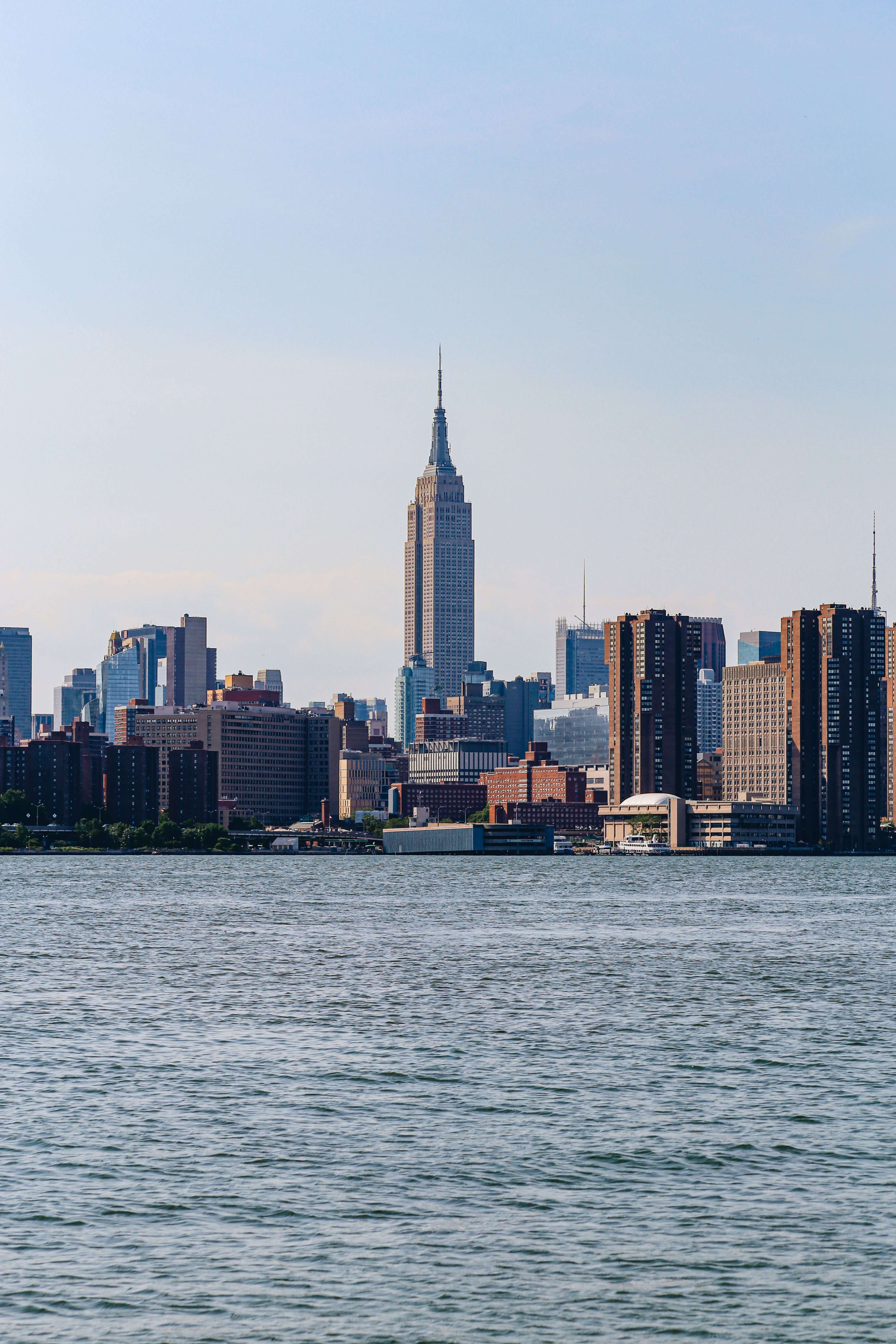 Skyline della città dall altra parte dell acqua foto