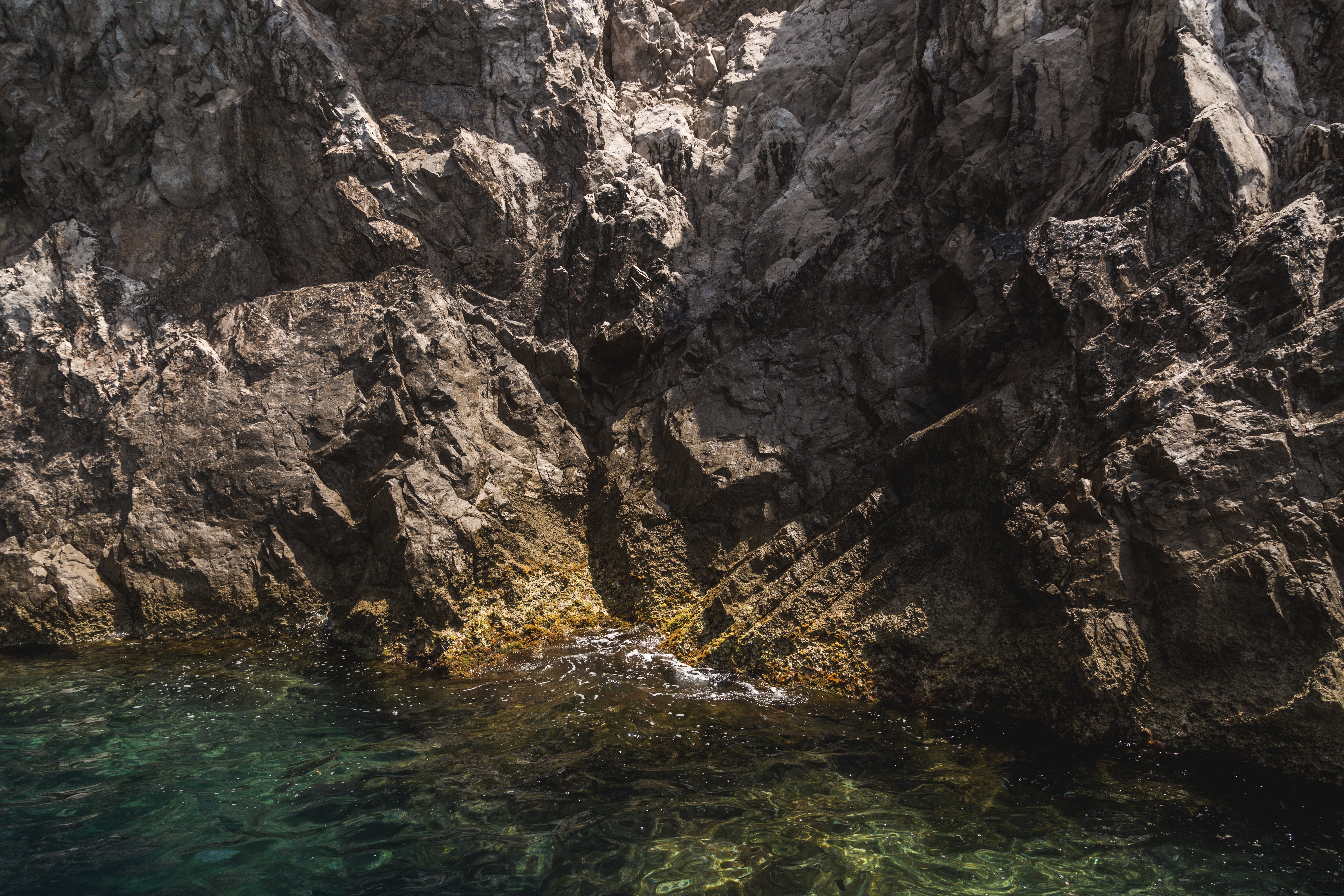 Foto de água azul clara no lado da rocha