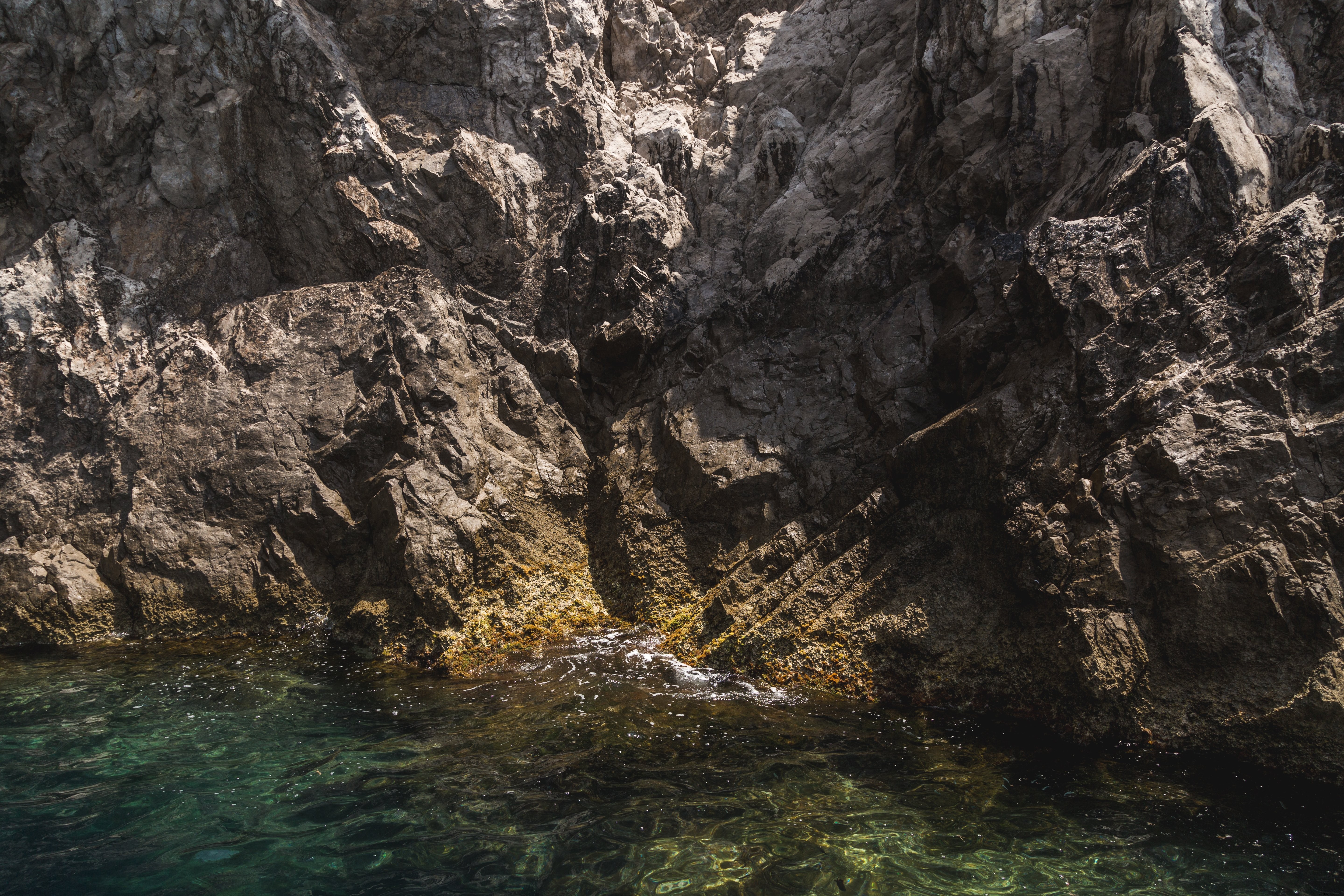 Acqua cristallina sul lato della roccia foto