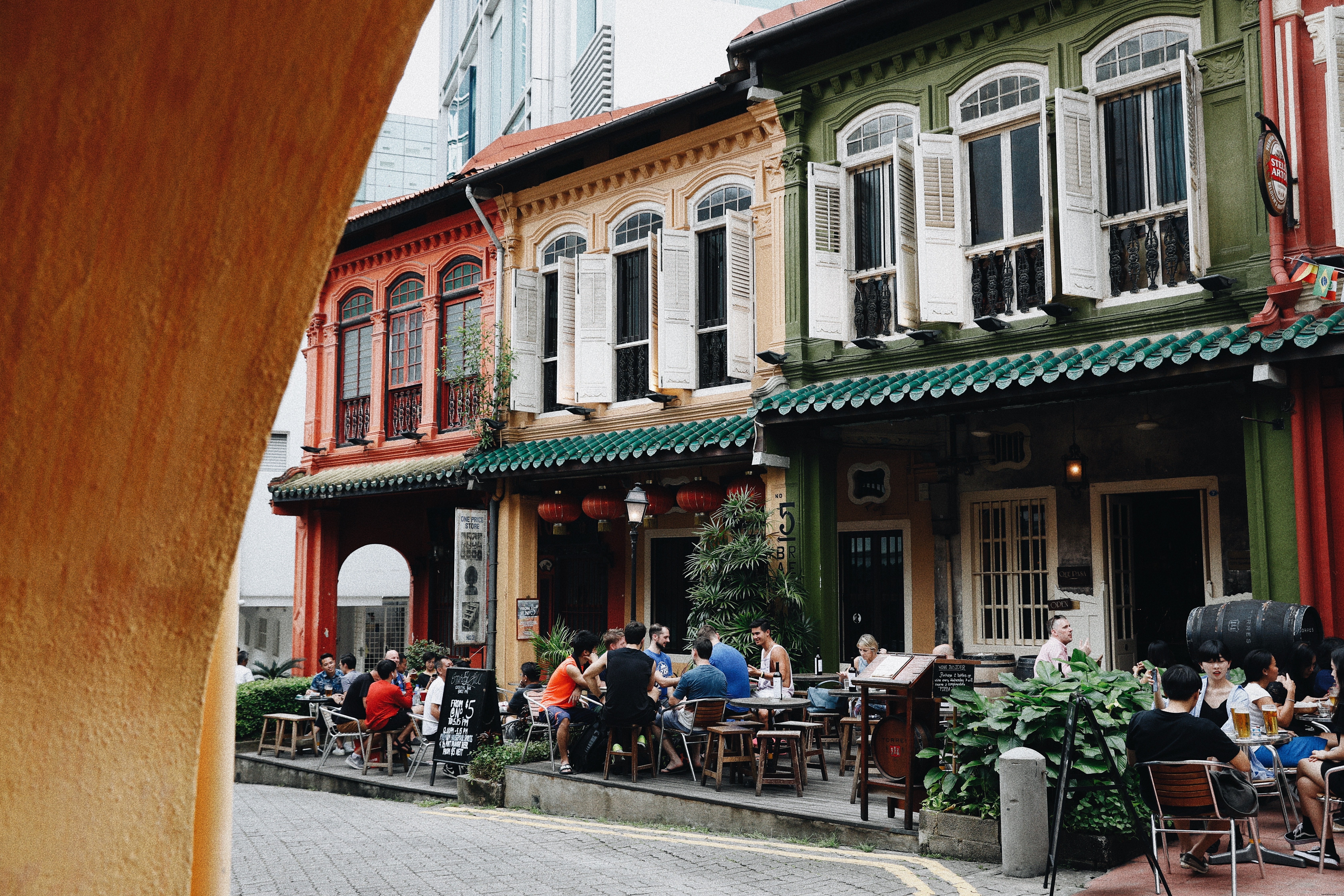 Les gens appréciant les boissons sur la photo de patio