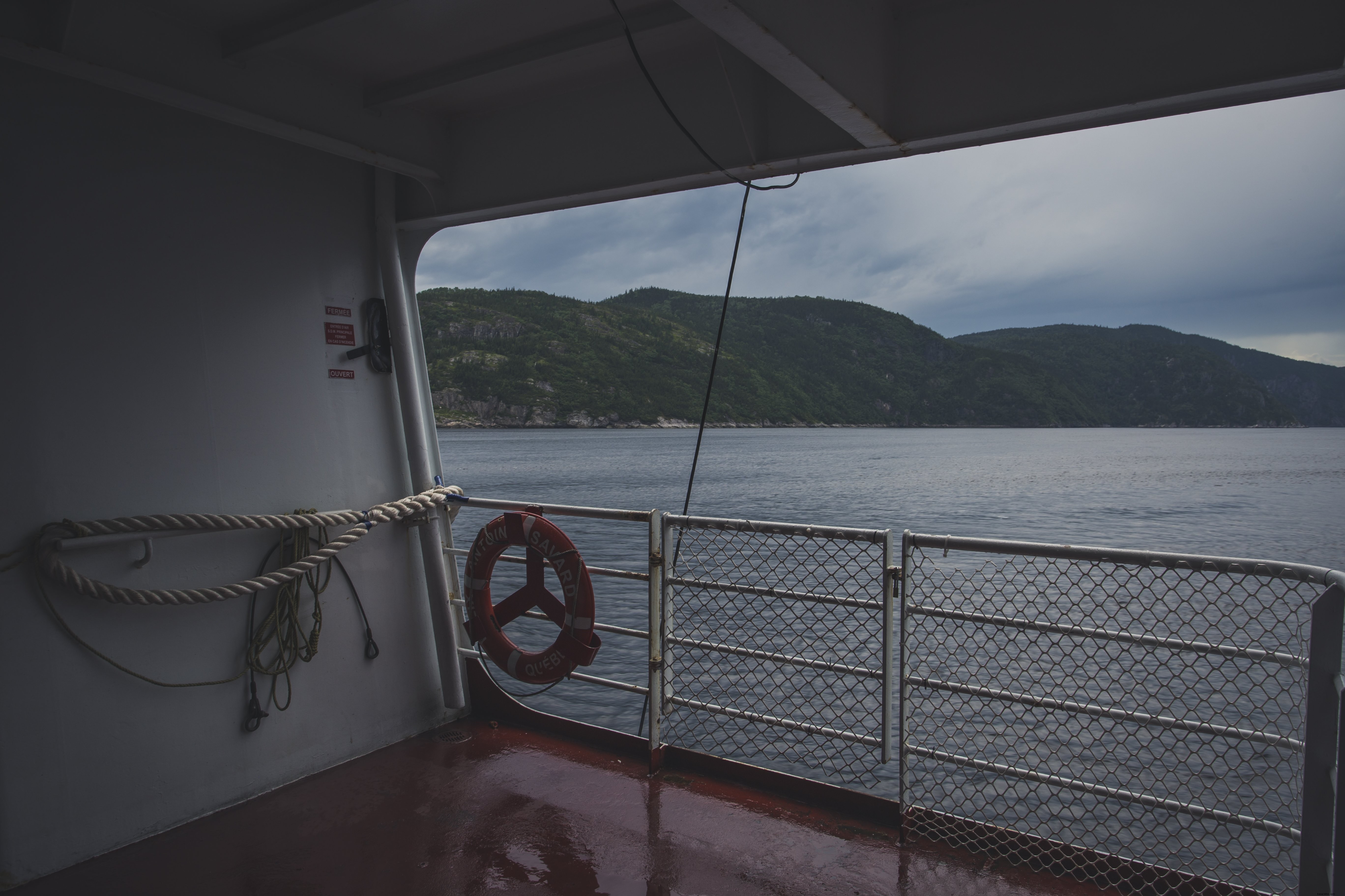 Une vue sur les montagnes depuis le pont inférieur Photo