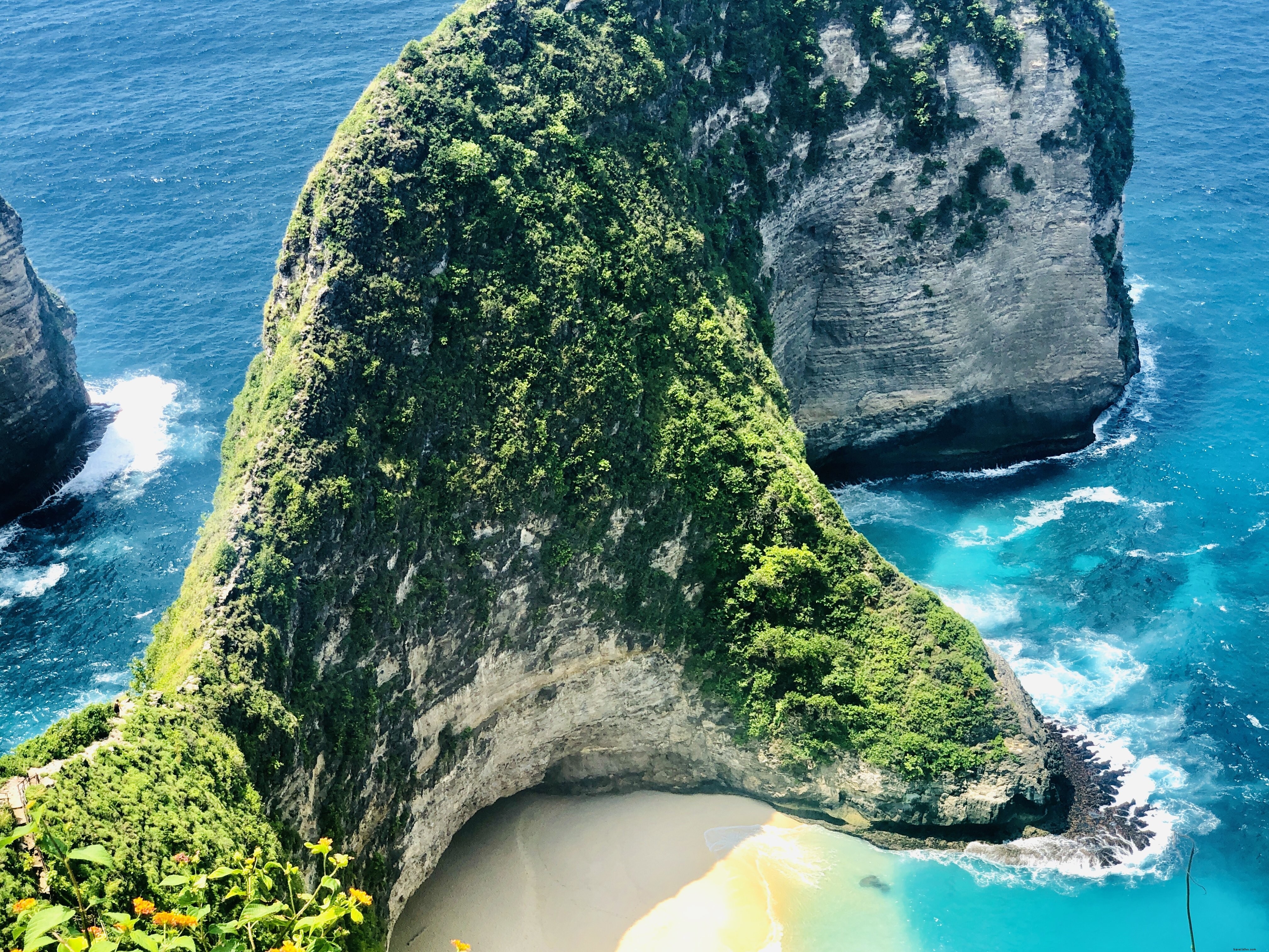 Un delicioso acantilado acuna una foto de playa