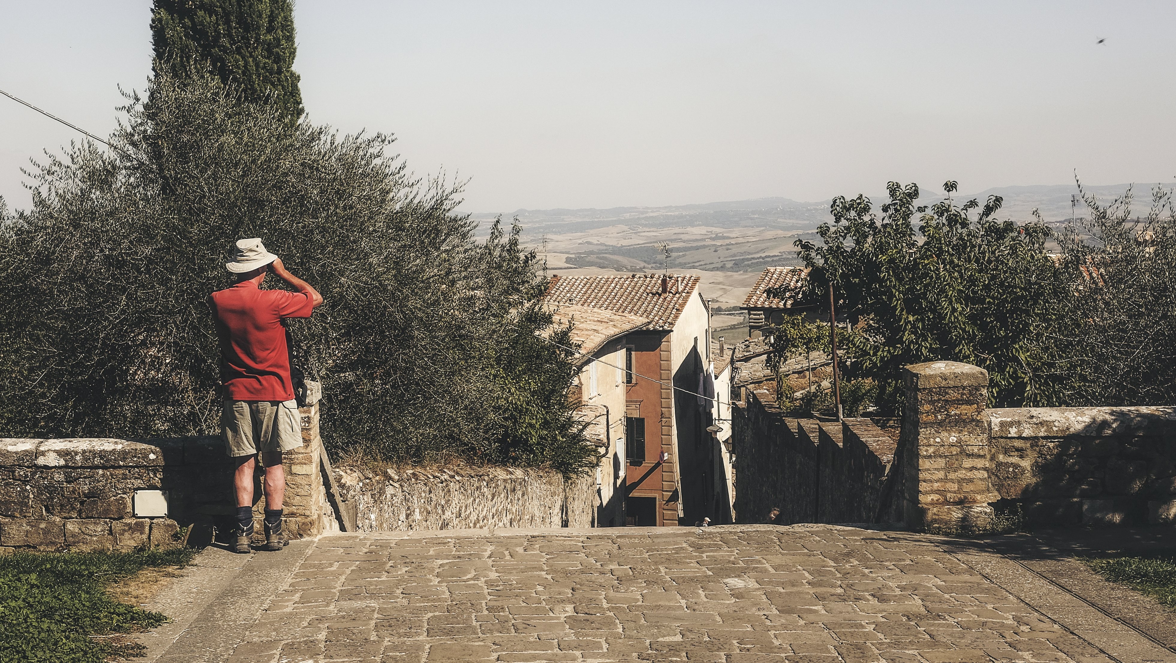 Uomo in cima a una collina foto