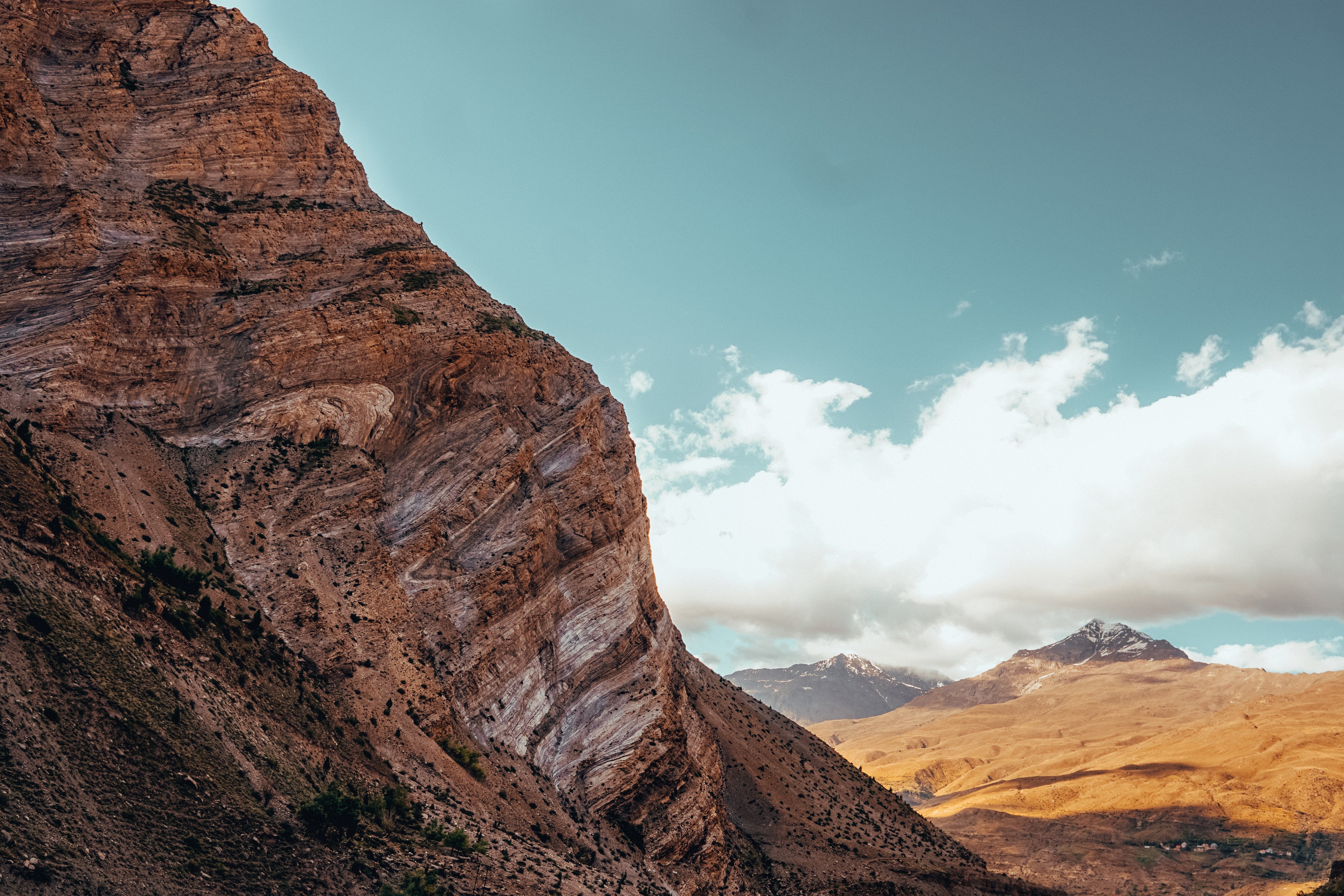 Protegido por rocas bajo el cielo azul profundo Foto