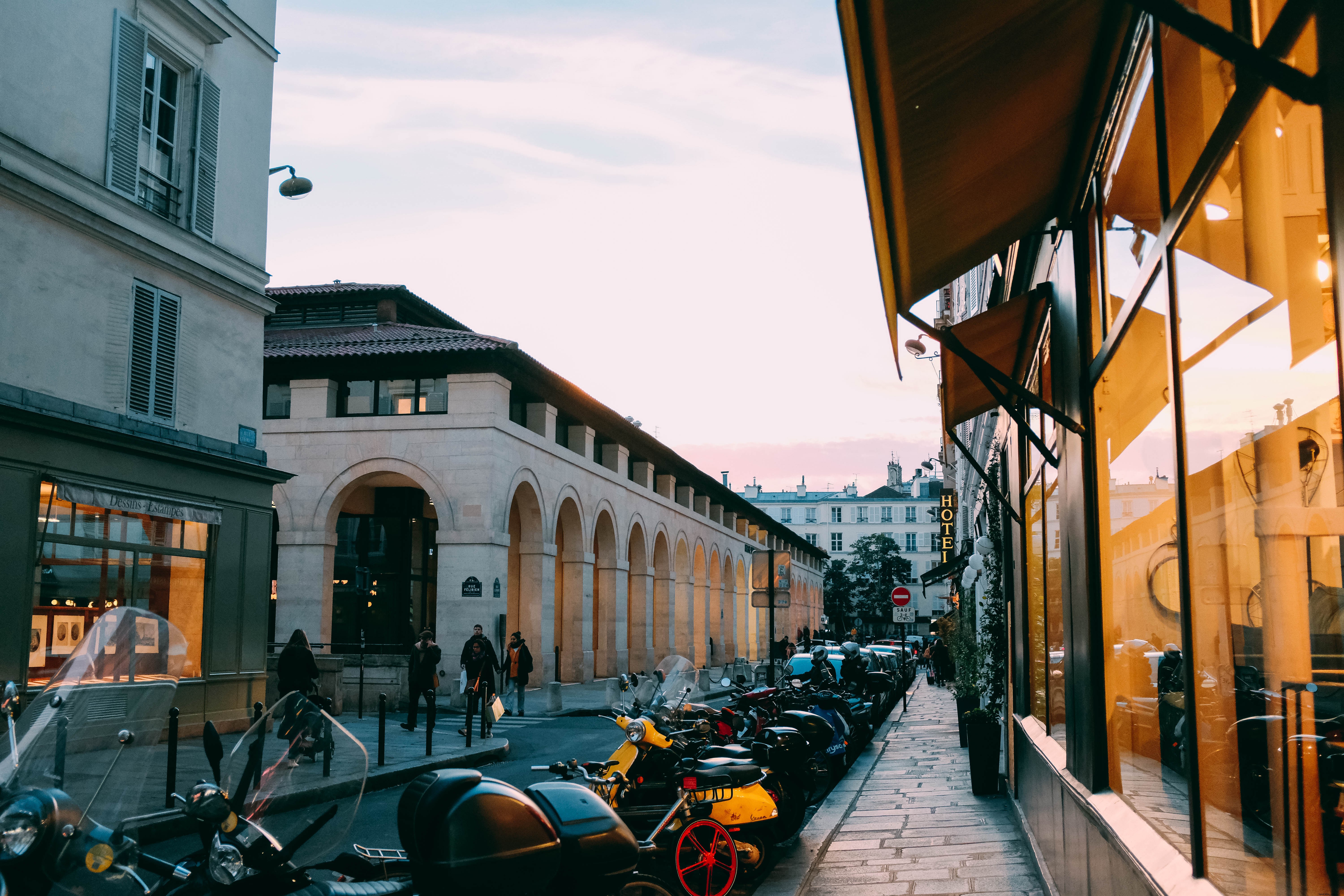 Ciclomotores estacionados em uma foto de rua parisiense