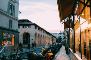 Moped yang Diparkir Di Foto Jalan Paris