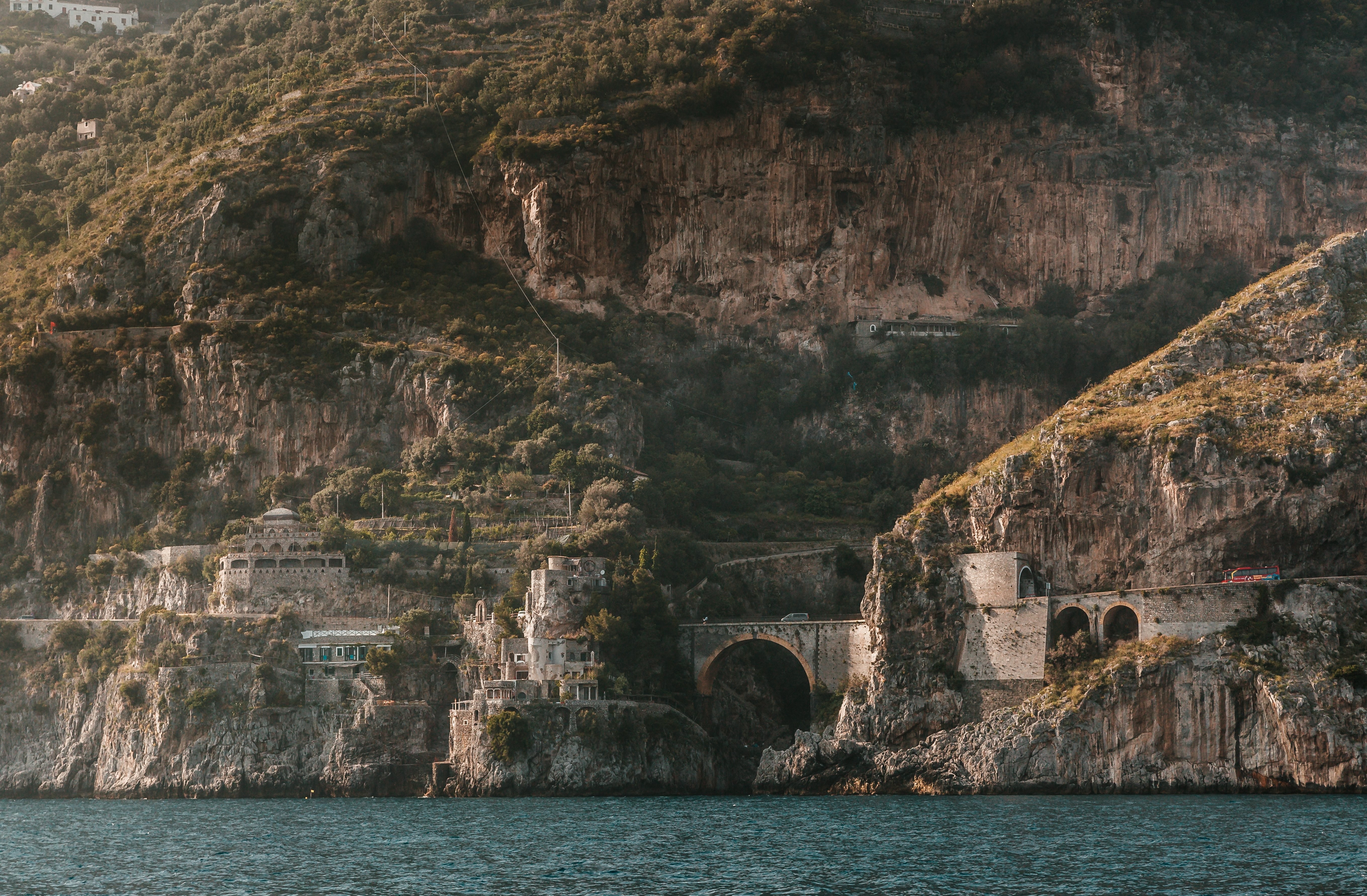 Ponte tra le montagne foto