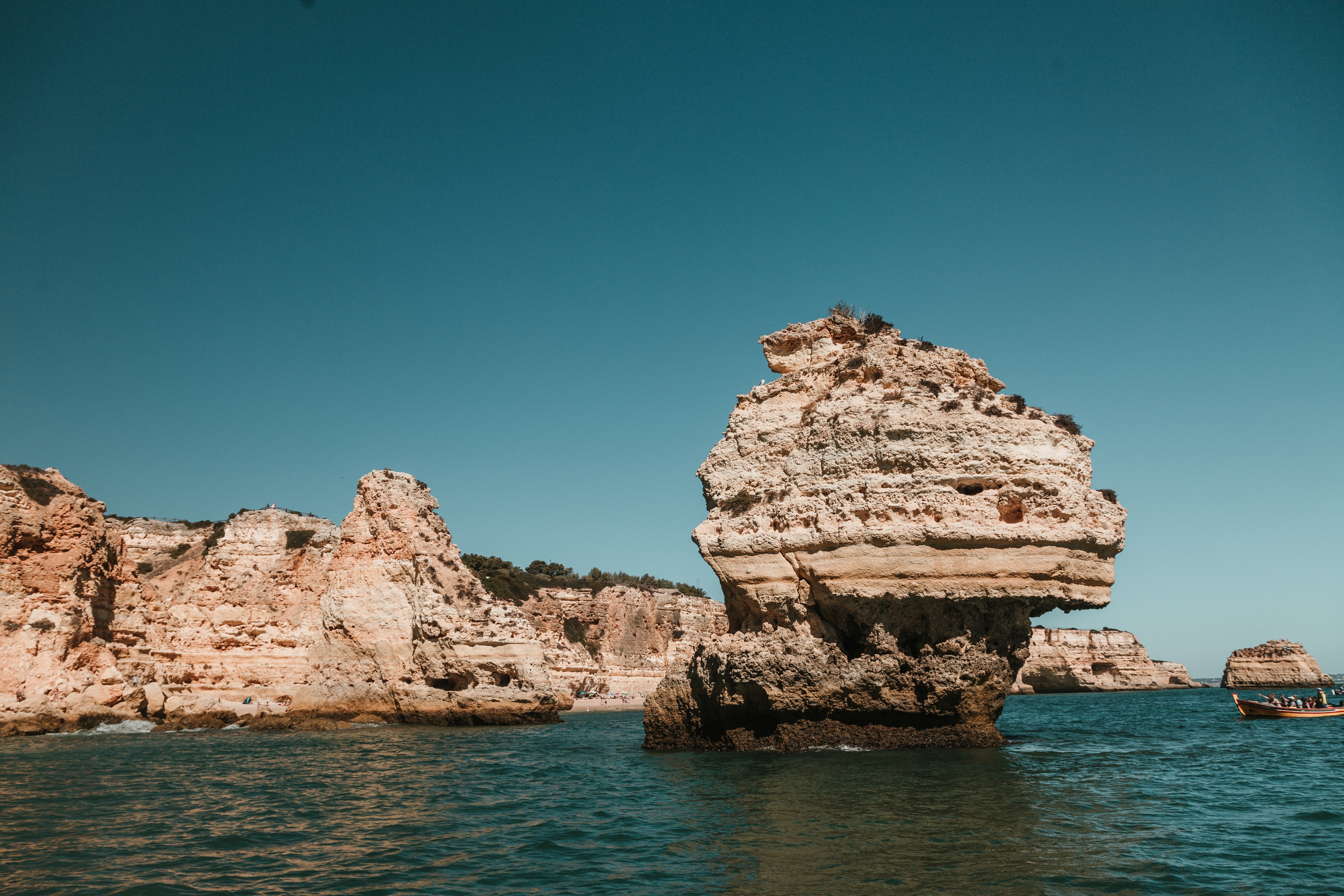 Una sola pila rocosa emerge de Blue Waters Photo