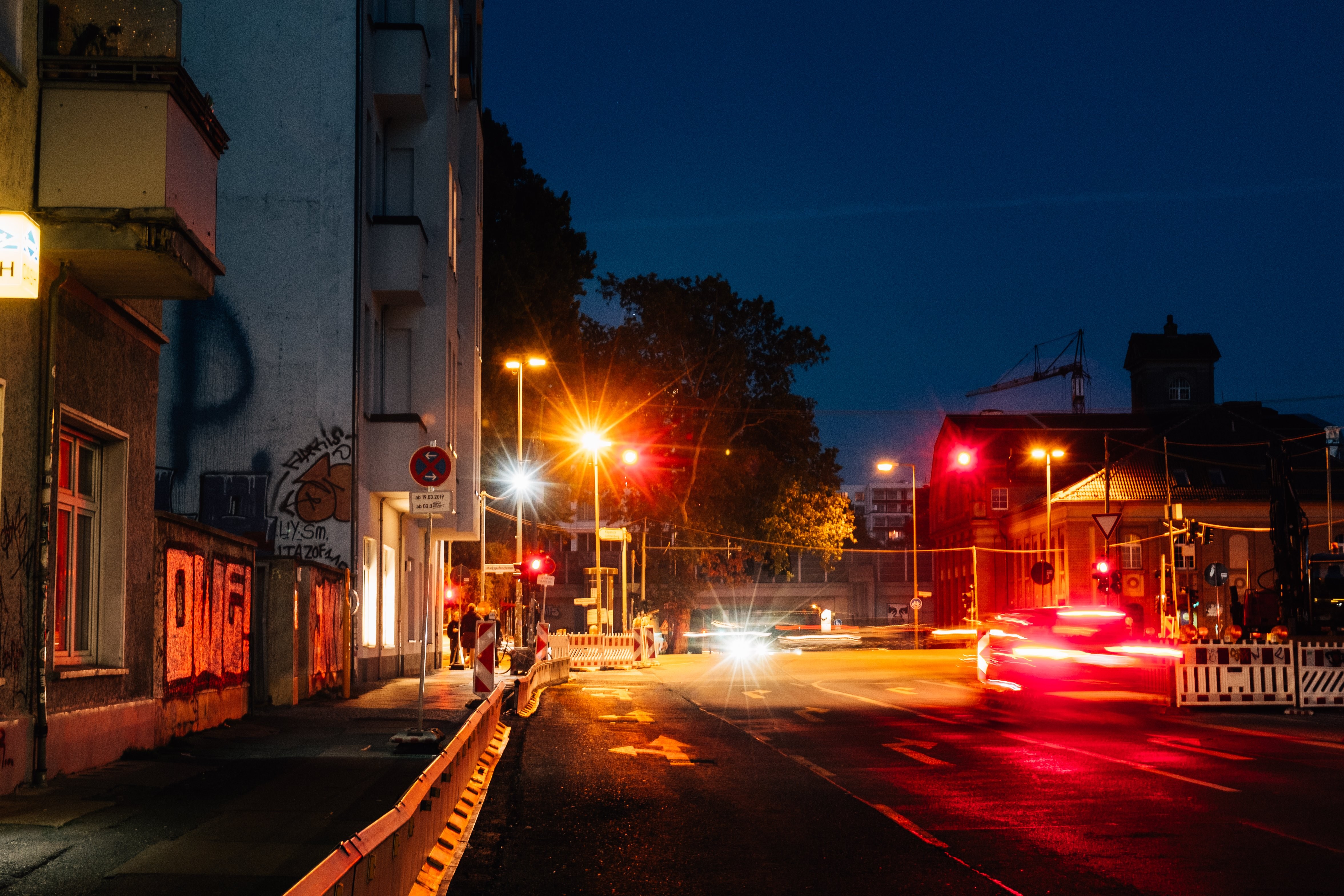 Via della città illuminata di notte foto