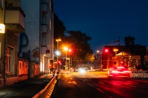 Via della città illuminata di notte foto