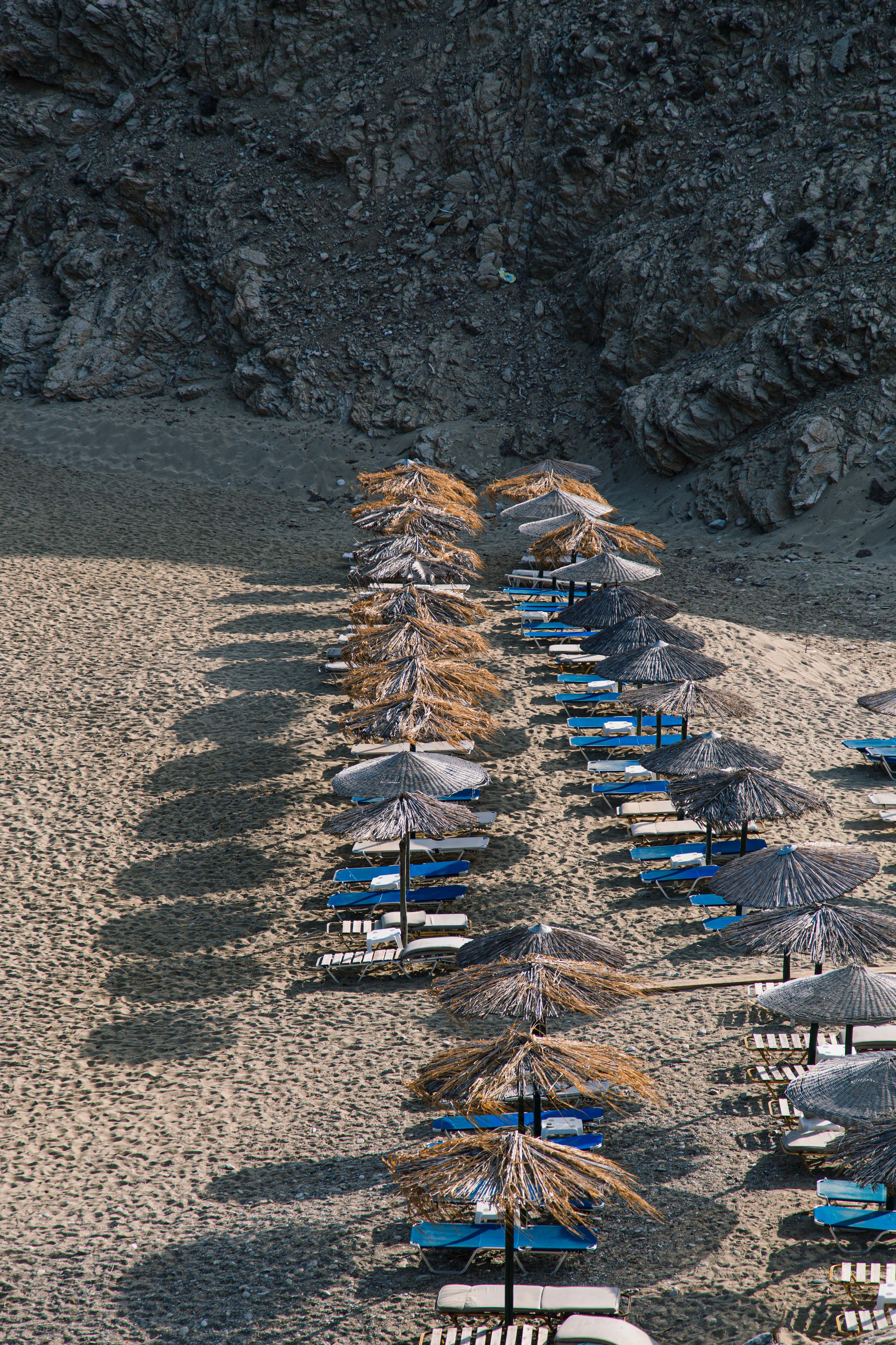 Foto de guarda-sóis de palha em uma praia