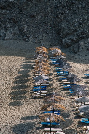 Ombrelloni di paglia su una spiaggia foto