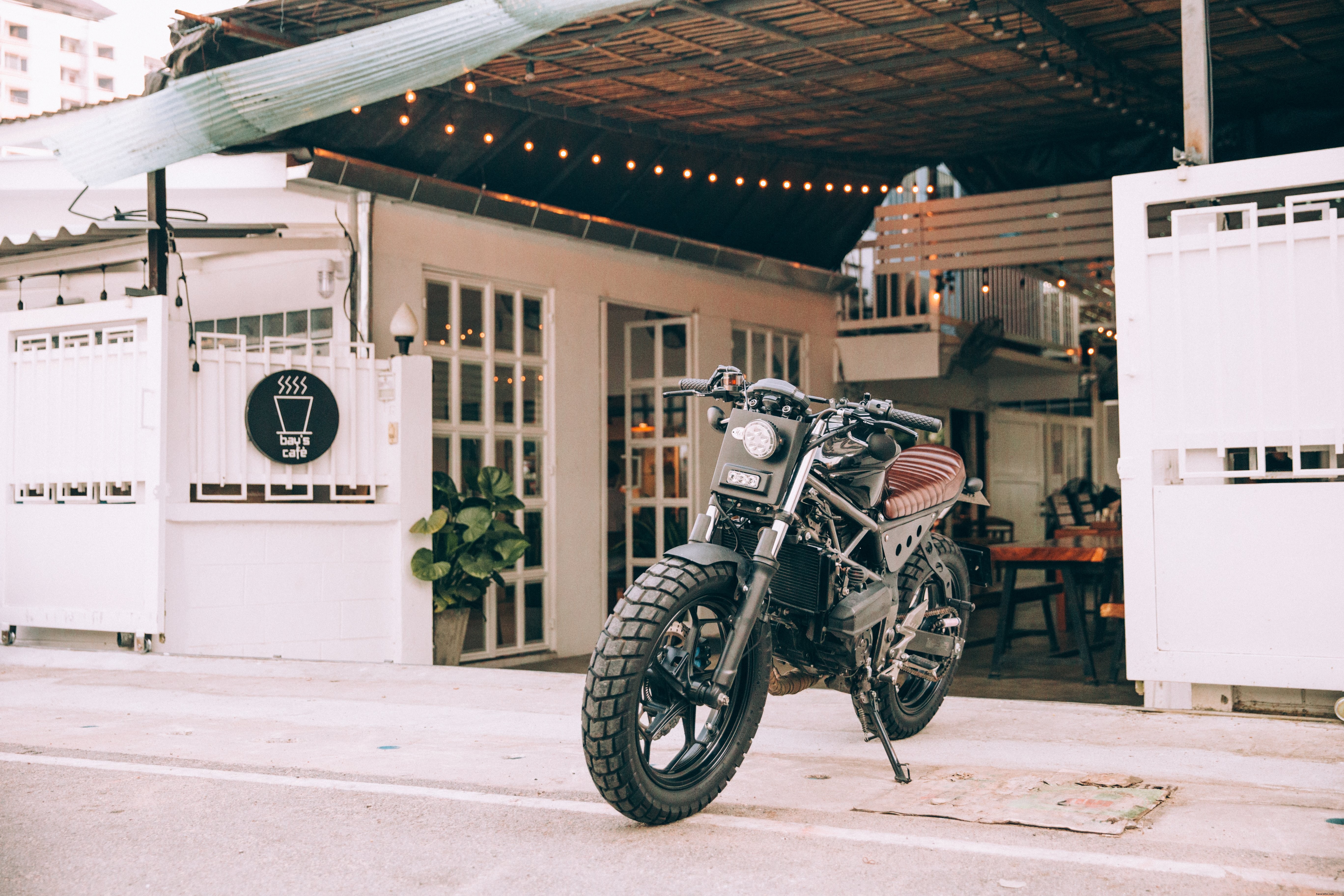 Moto à l extérieur d un café Photo
