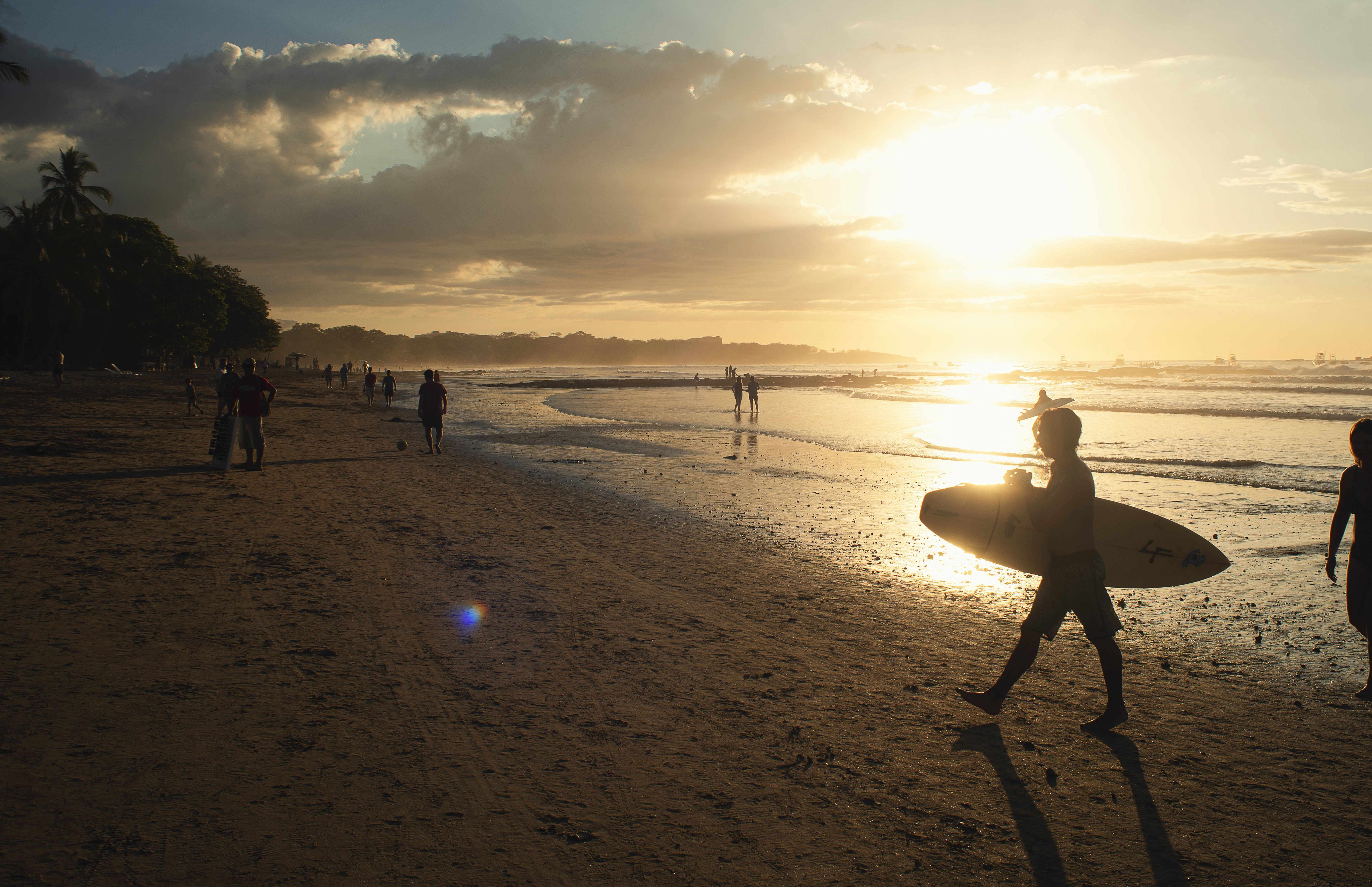 Les gens commencent à quitter la photo de plage