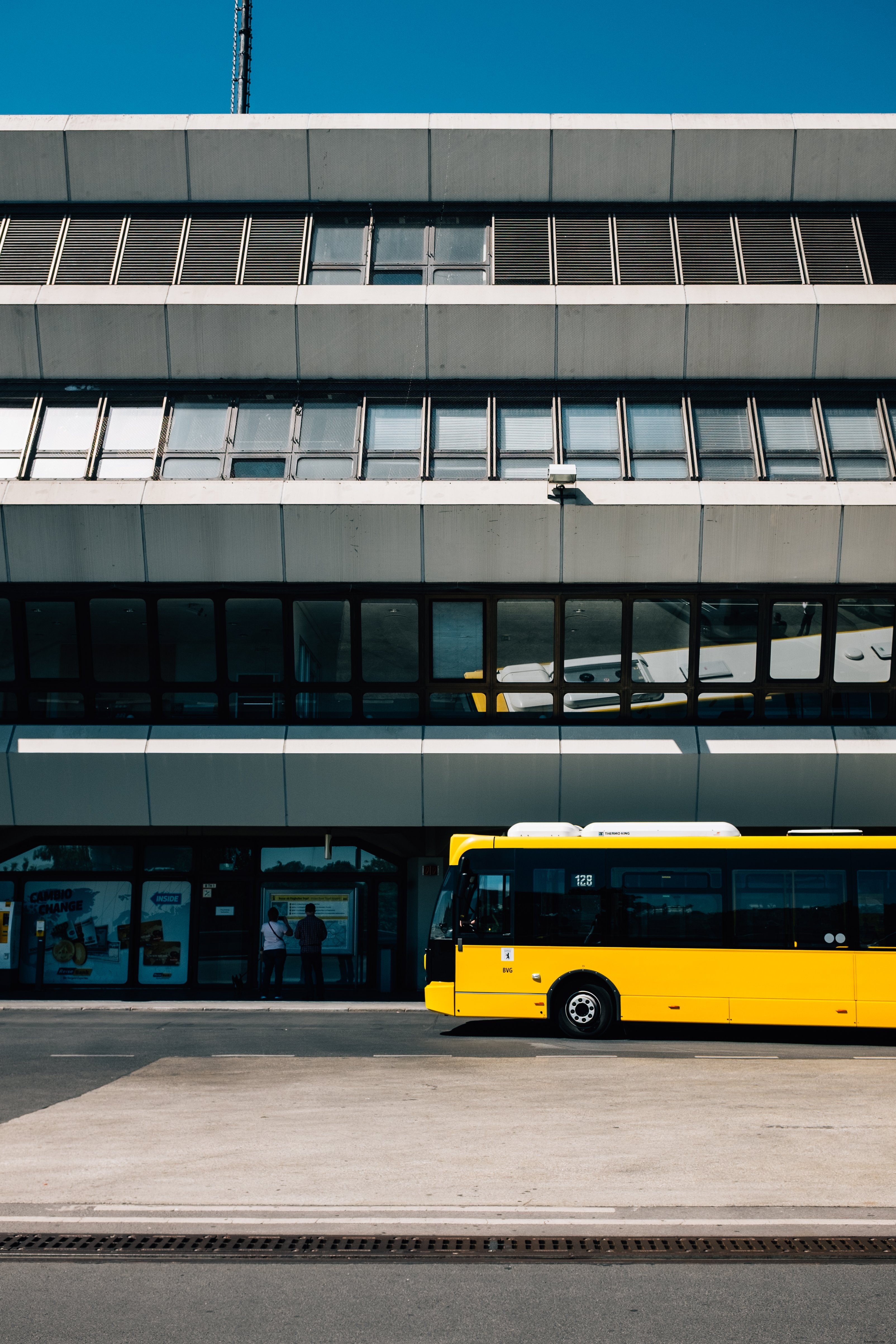 Foto de Parques de ônibus amarelos na cidade grande