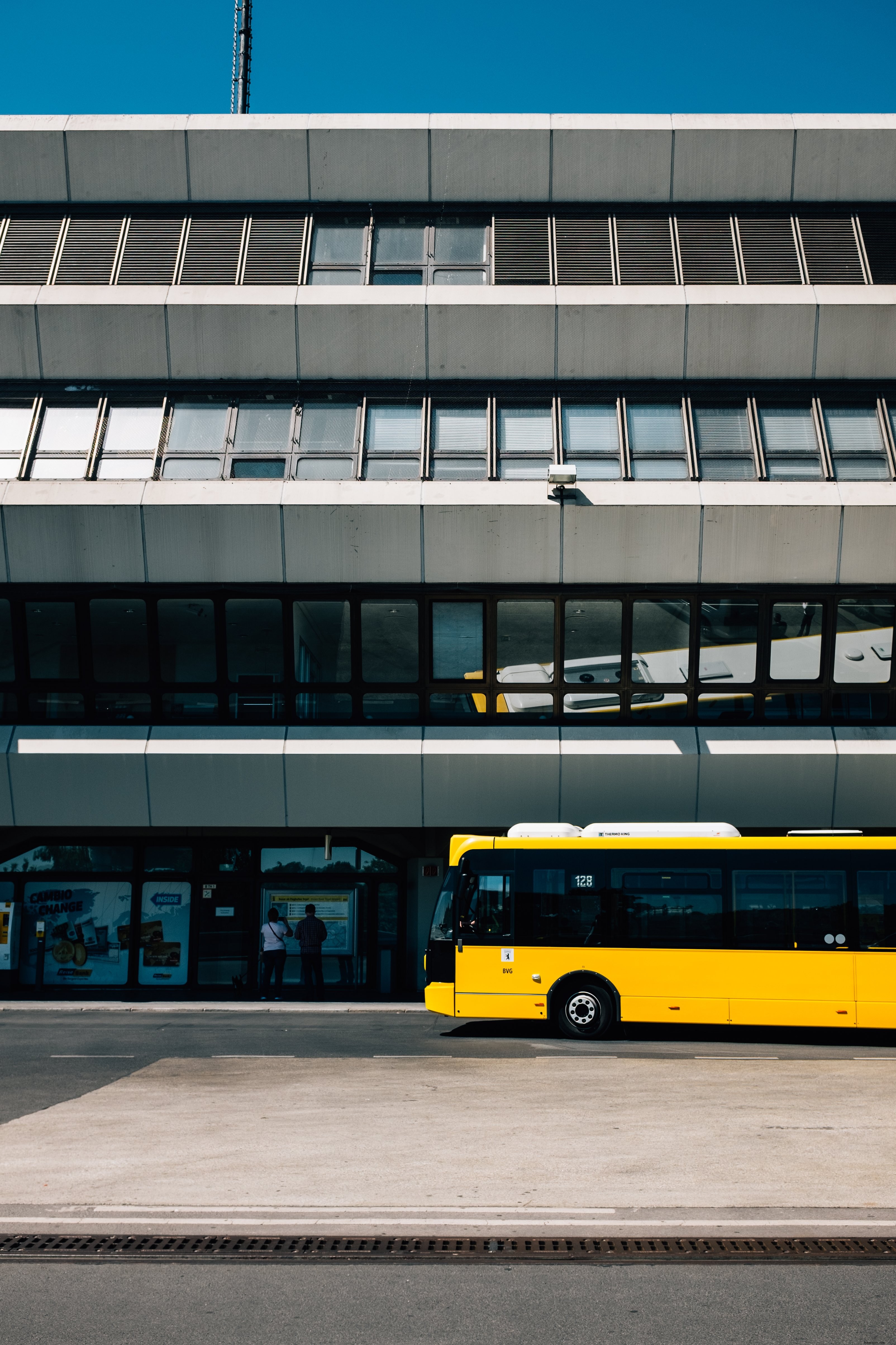 Parchi di autobus gialli nella grande città Photo