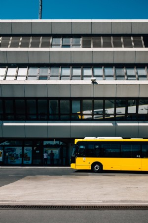 Parcs de bus jaunes dans la grande ville Photo