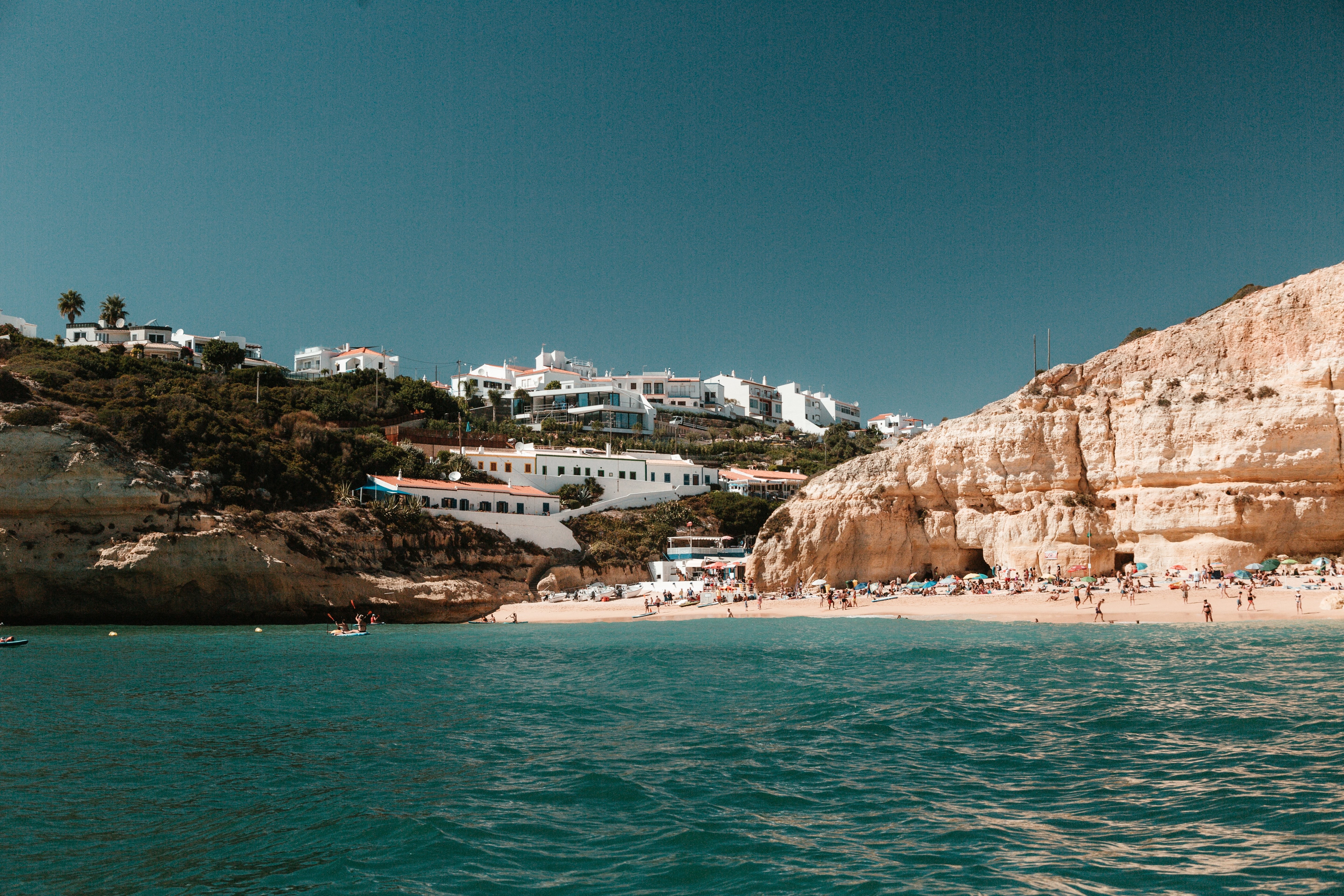 Les collines calcaires parsemées de maisons donnent sur une photo de plage de sable