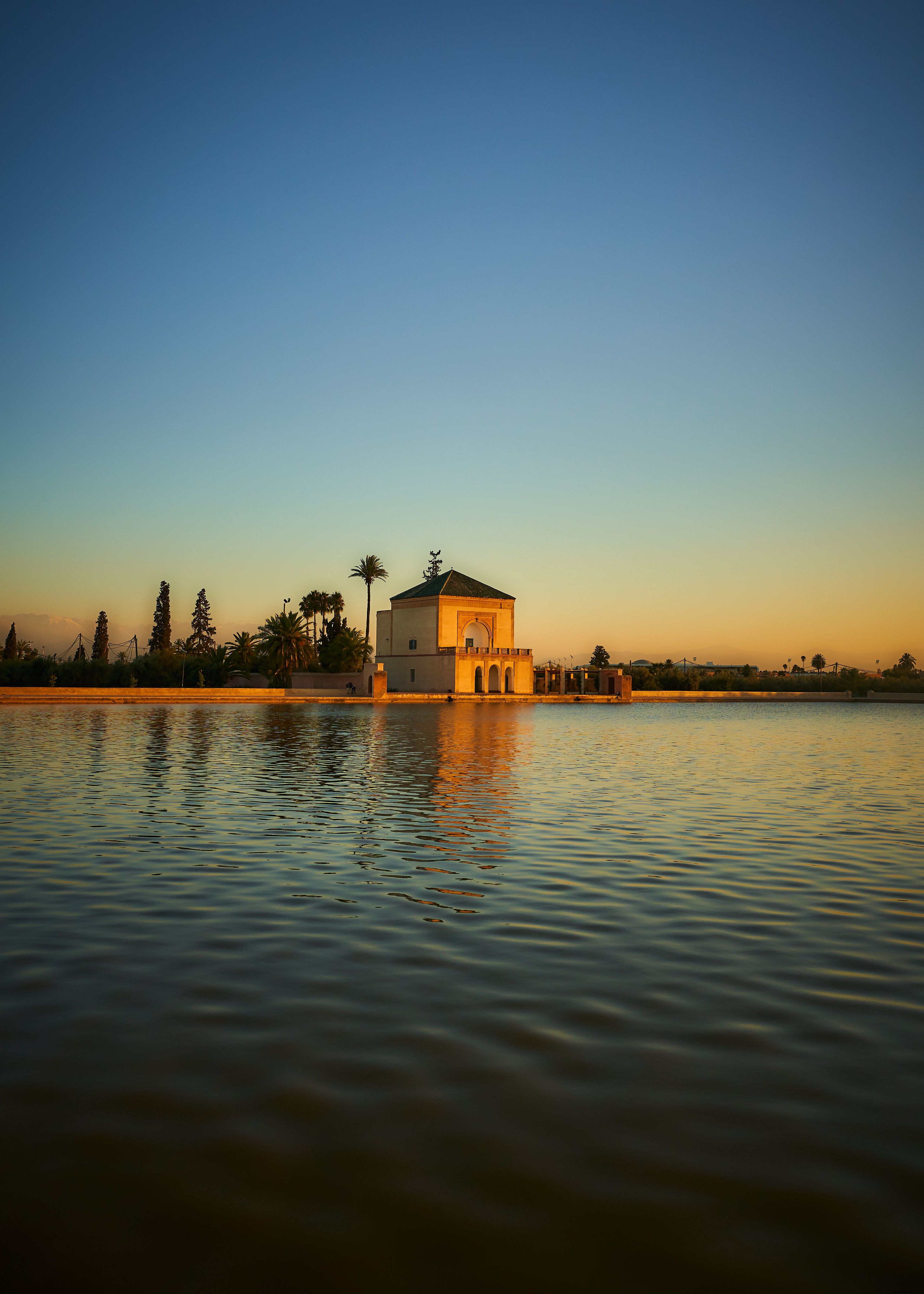 Ampia vista dell edificio sull acqua foto