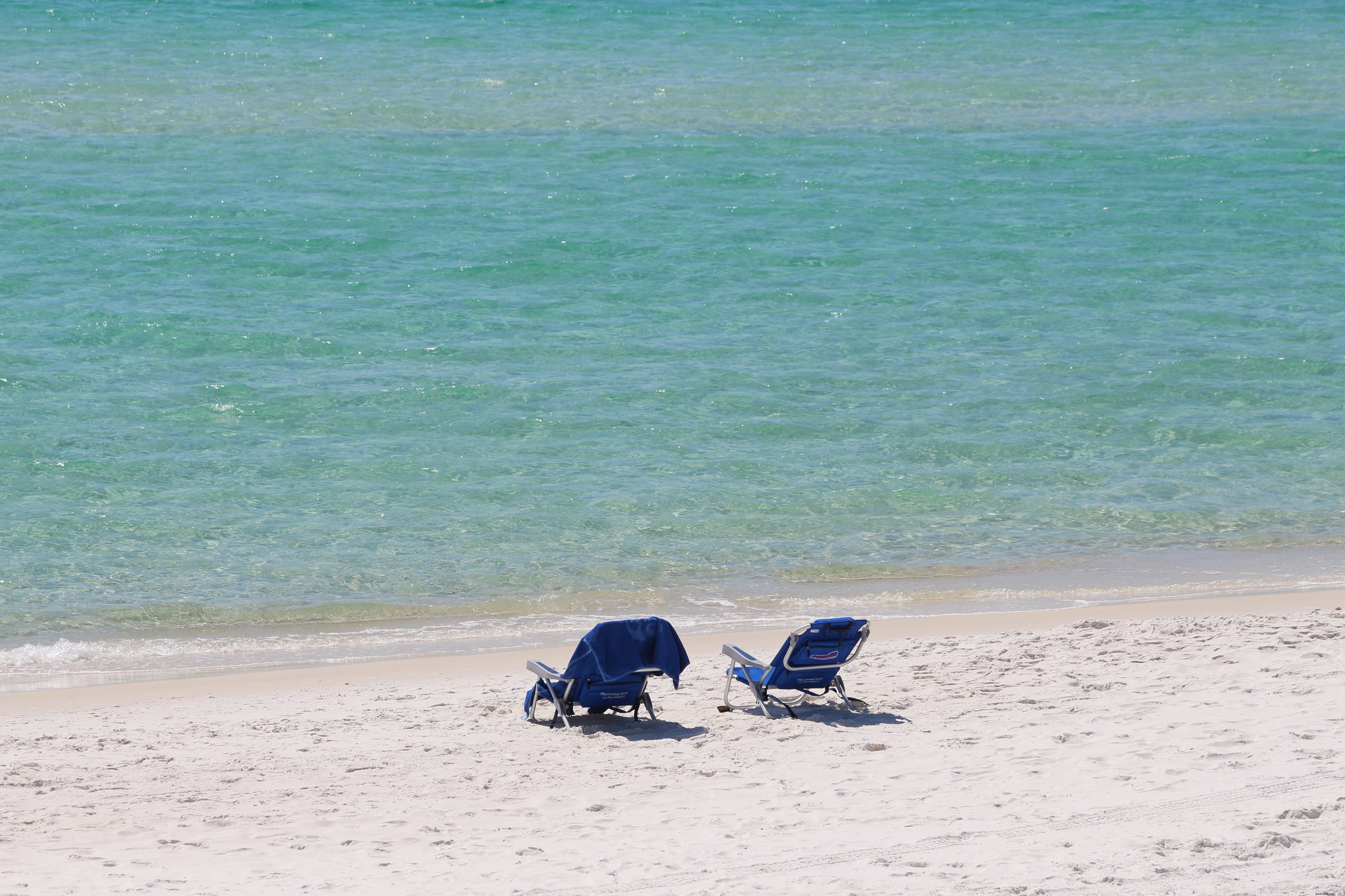 Photo de deux chaises solitaires