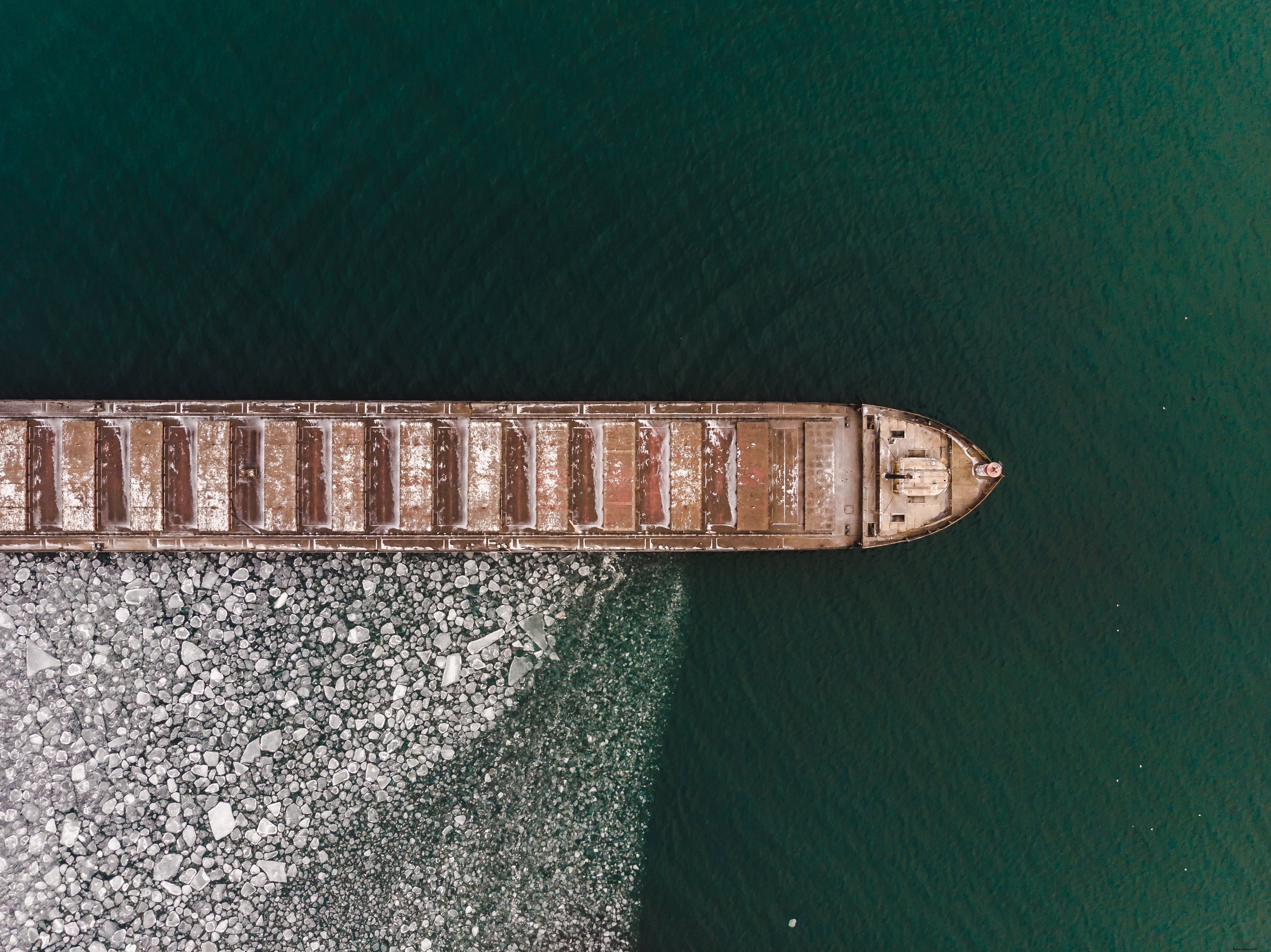 Foto aérea de um barco cercado por gelo